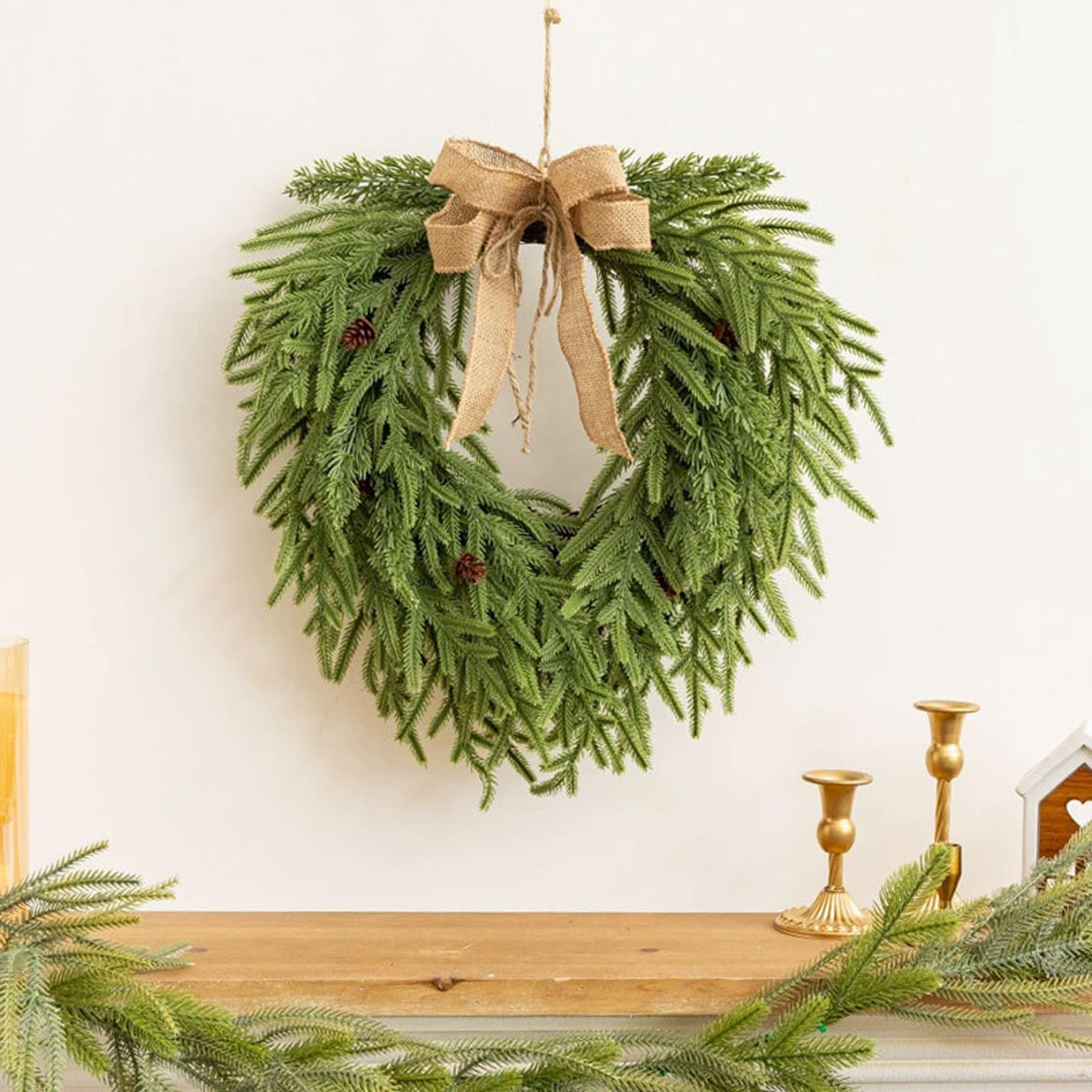 Coronas Artificiales de Pino Norfolk de 20 Pulgadas para Puerta de Entrada, Corona de Navidad Verde Artificial, decoración navideña para Interiores y Exteriores, para Manto, Pared, Ventana