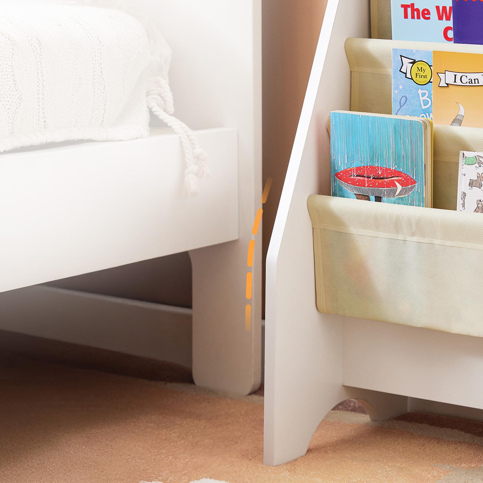 SoBuy Biblioteczka dla Dzieci, Regał na Książki i Leksaki z 4 Tkaninowymi Kieszonkami, Meble do Pokoju Dziecięcego do Organizacji Książek i Zabawek, Biały 62x30x71 cm FRG225-W