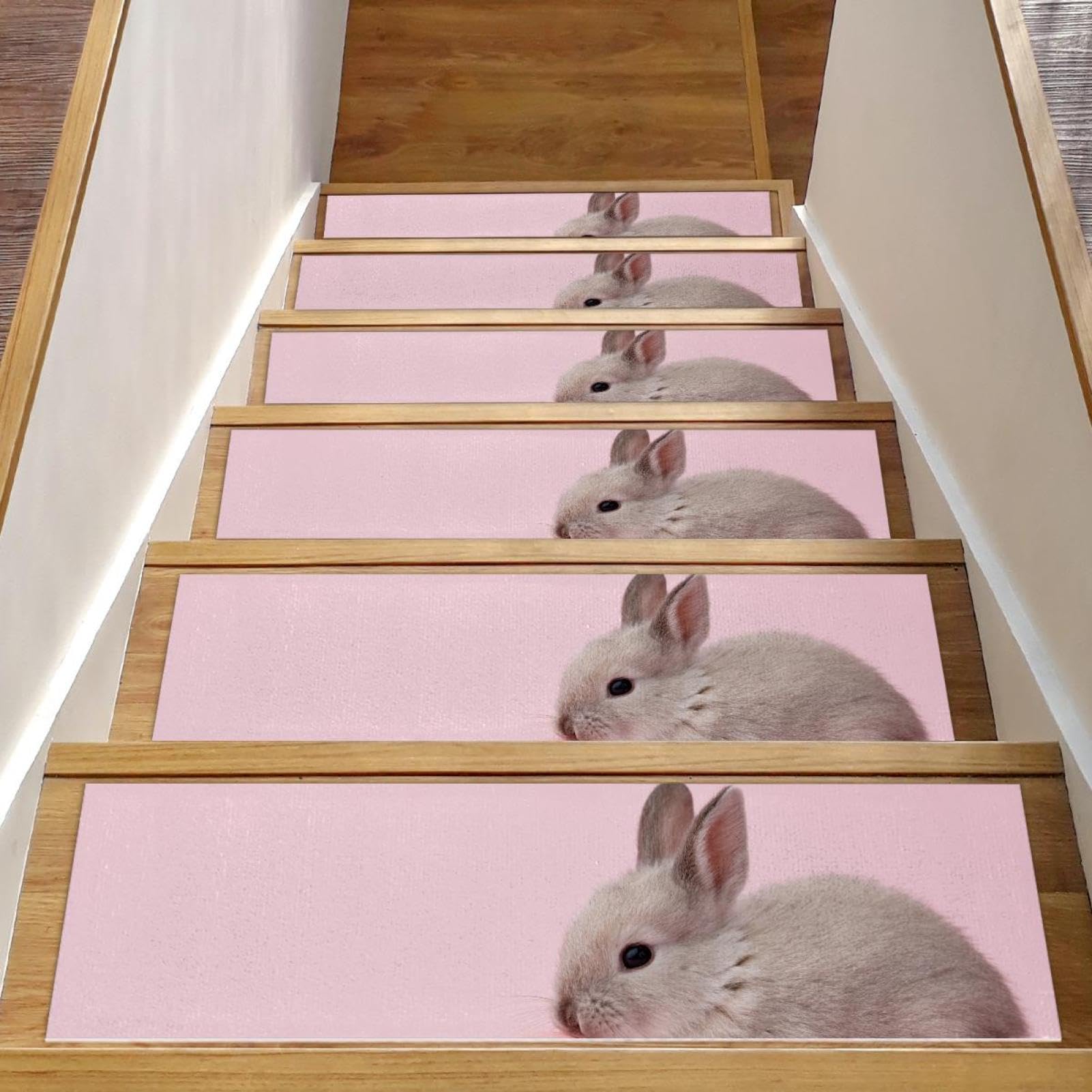 Peldaños de madera antideslizantes con alfombras de escalera rosa