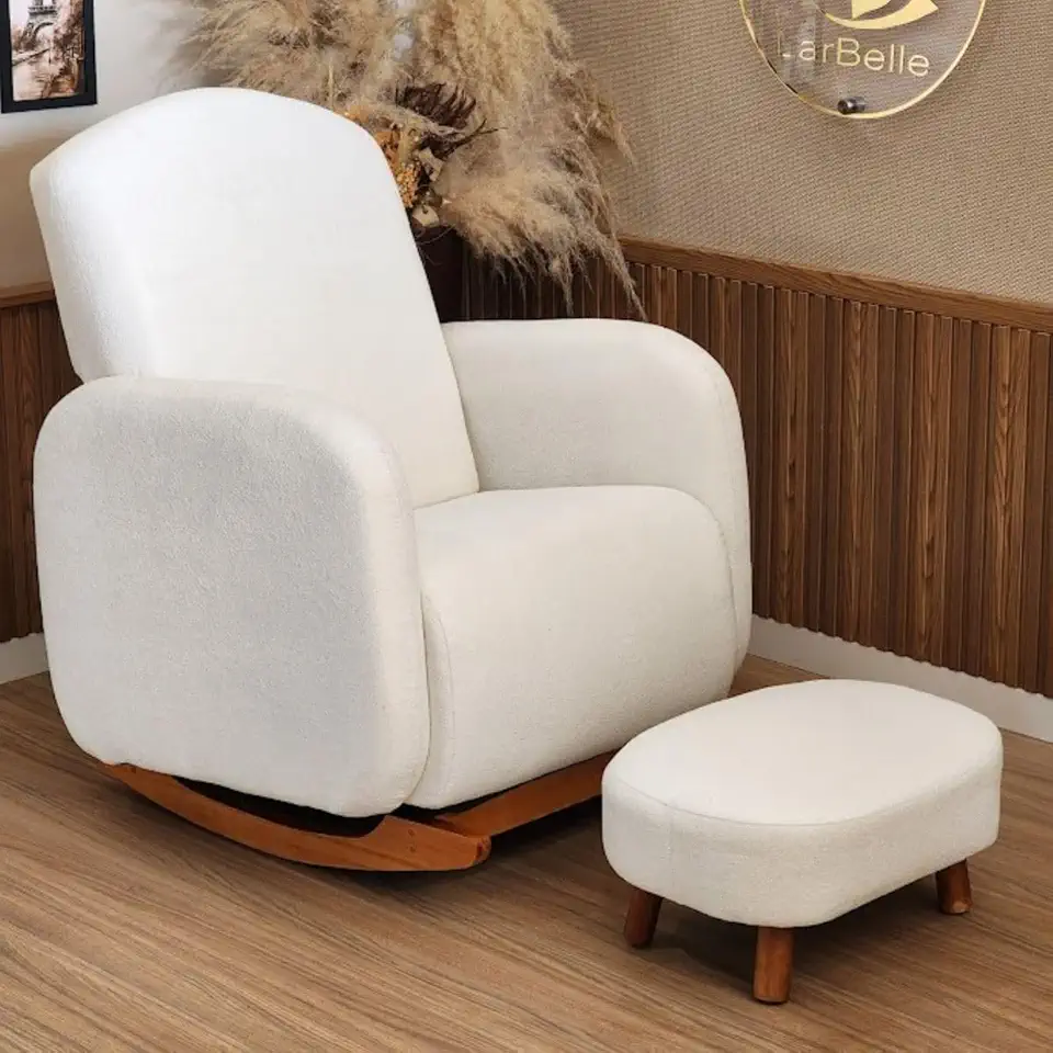 Poltrona Orgânica de Amamentação, Base em Madeira Tipo Canoa, Estofado Bege com Balanço, para Maternidade