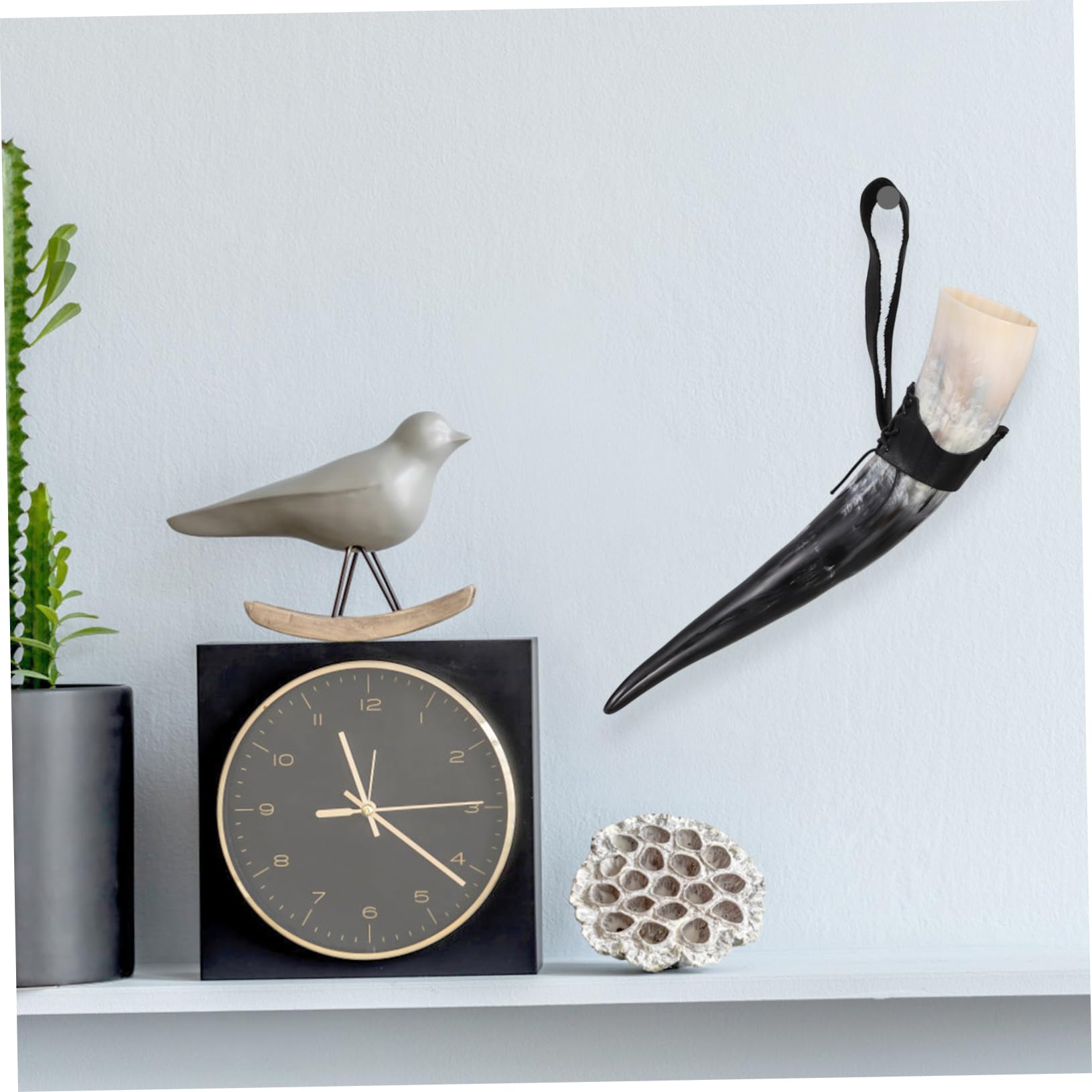 ULTECHNOVO Großer Mittelalterlicher Wikingerhornbecher mit Spitzem Design aus Gelbem Horn Trinkhorn mit Ständer und Robuster Praktischer Verarbeitung für Thematische Feiern