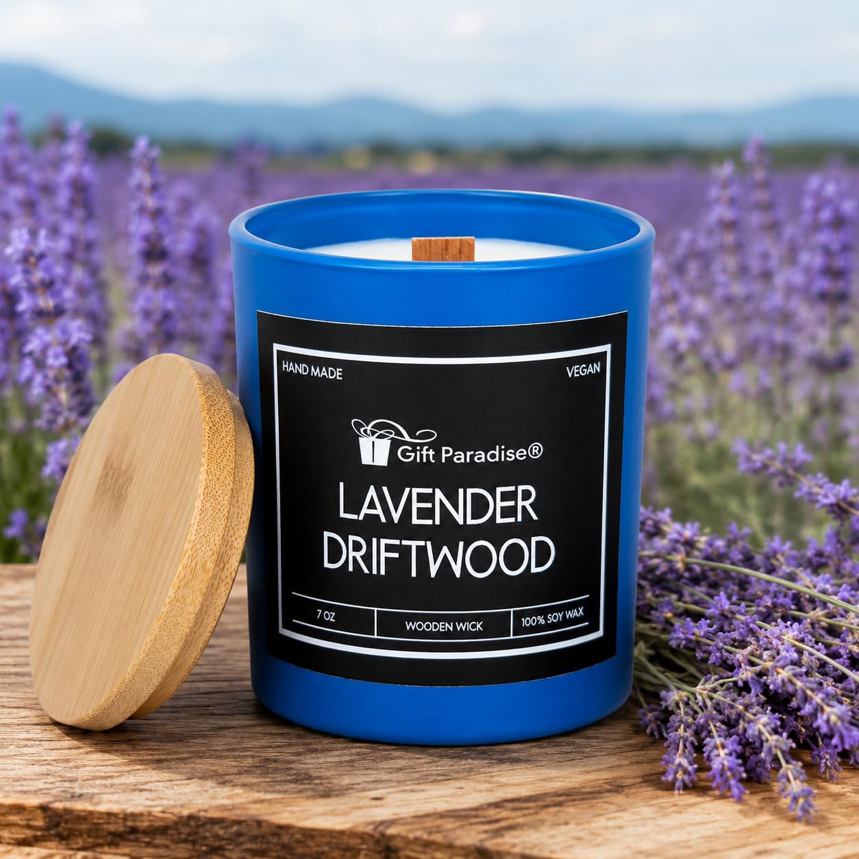 Gift Paradise® Candela in cera di soia alla lavanda – Barattolo di vetro blu da 200 ml con coperchio in bambù, stoppino in legno scoppiettante, scatola regalo magnetica di alta qualità, candela