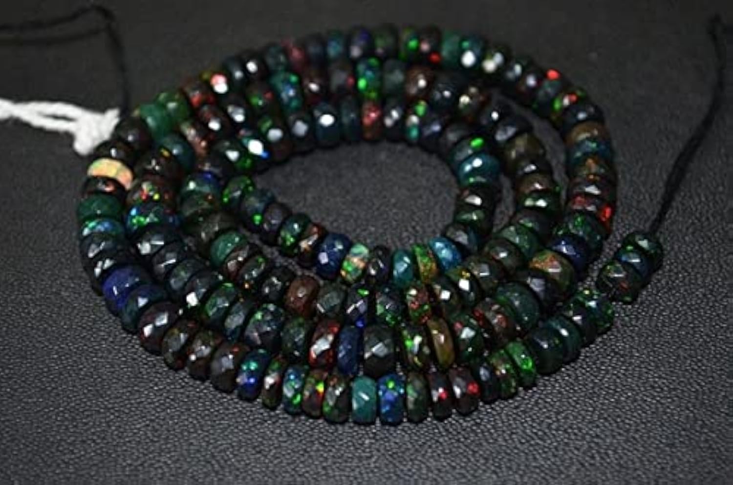 Opal éthiopien noir en perles rondelles de 5-6 mm idéal pour un collier d'été élégant