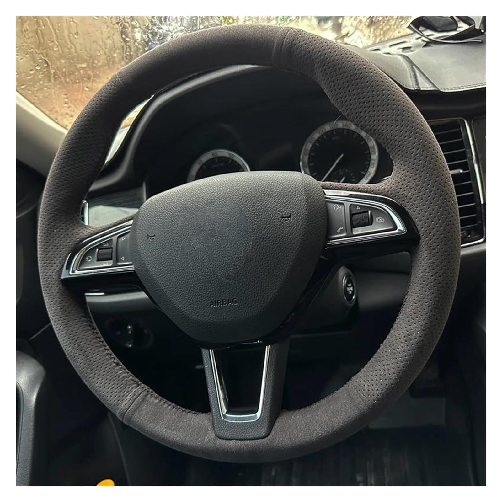 Kierownica samochodowa do Skoda do Karoq dla Kodiaq dla Scout do Yeti 2017 2018 pokrowiec na kierownicę samochodu, skóra zamszowa, akcesoria do wnętrza samochodu, brązowa nić (pomarańczowa nić)