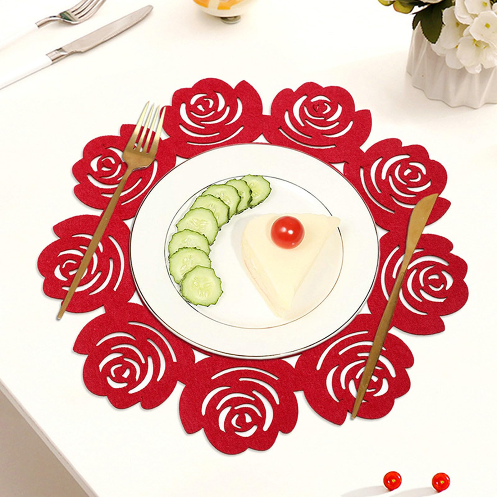 Juego de 10 manteles individuales redondos de fieltro, resistentes al calor, antideslizantes, lavables, color sólido, con forma de rosas huecas, color rojo, para fiestas en casa, bodas