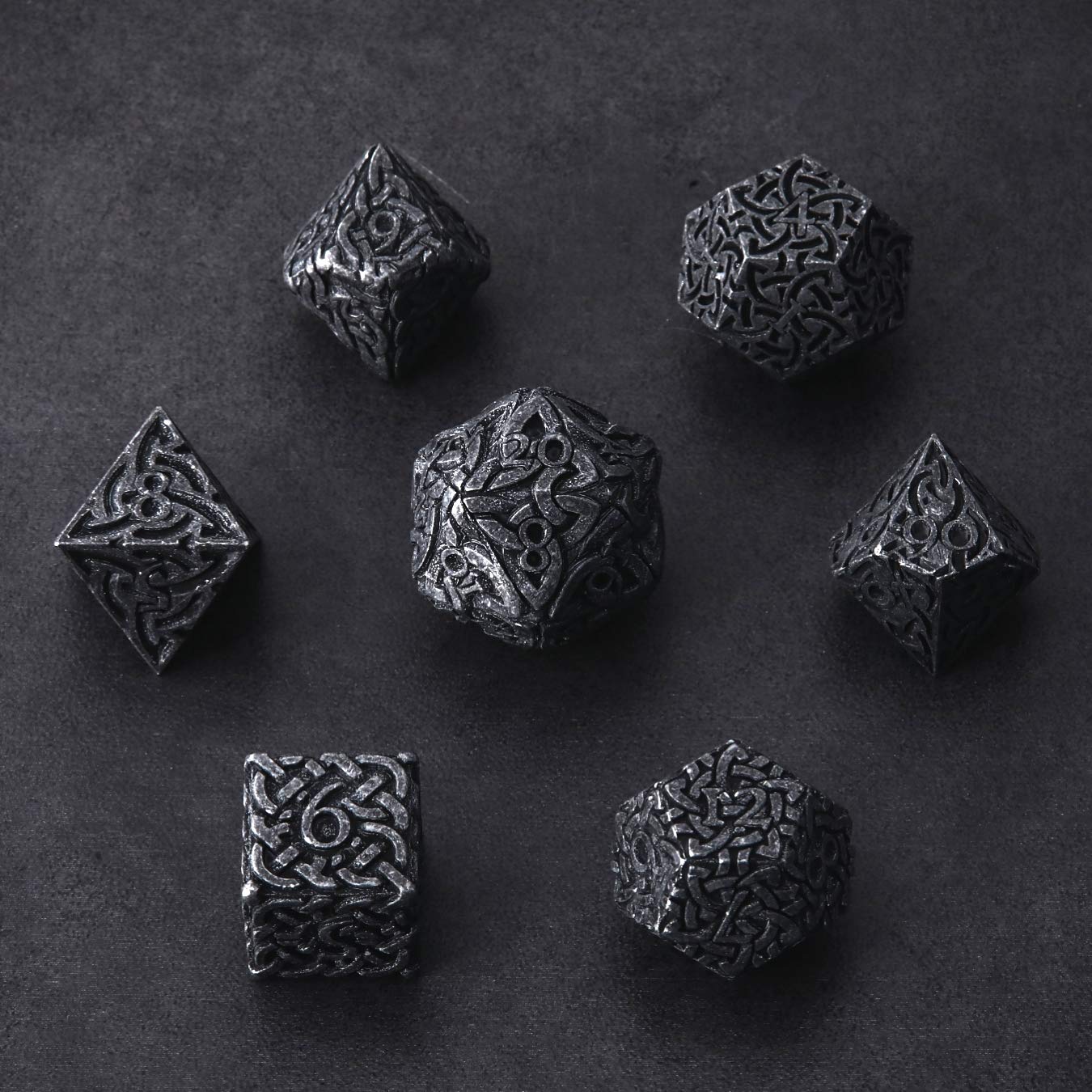 Lot de 7 dés polyédriques noirs ternis en métal avec nœuds celtiques extra lourds pour Donjons et Dragons Call of Cthulhu Pathfinder RPG Dice Rogue Dice Warlock