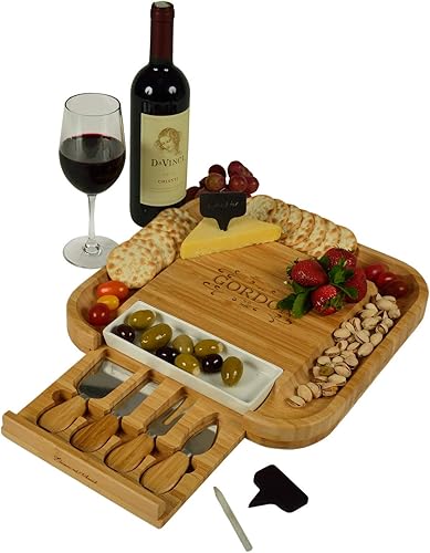 Picnic at Ascot USA - Tabla de cortar de bambú grabada personalizada para queso y embutidos con plato de cerámica, juego de cuchillos y marcadores