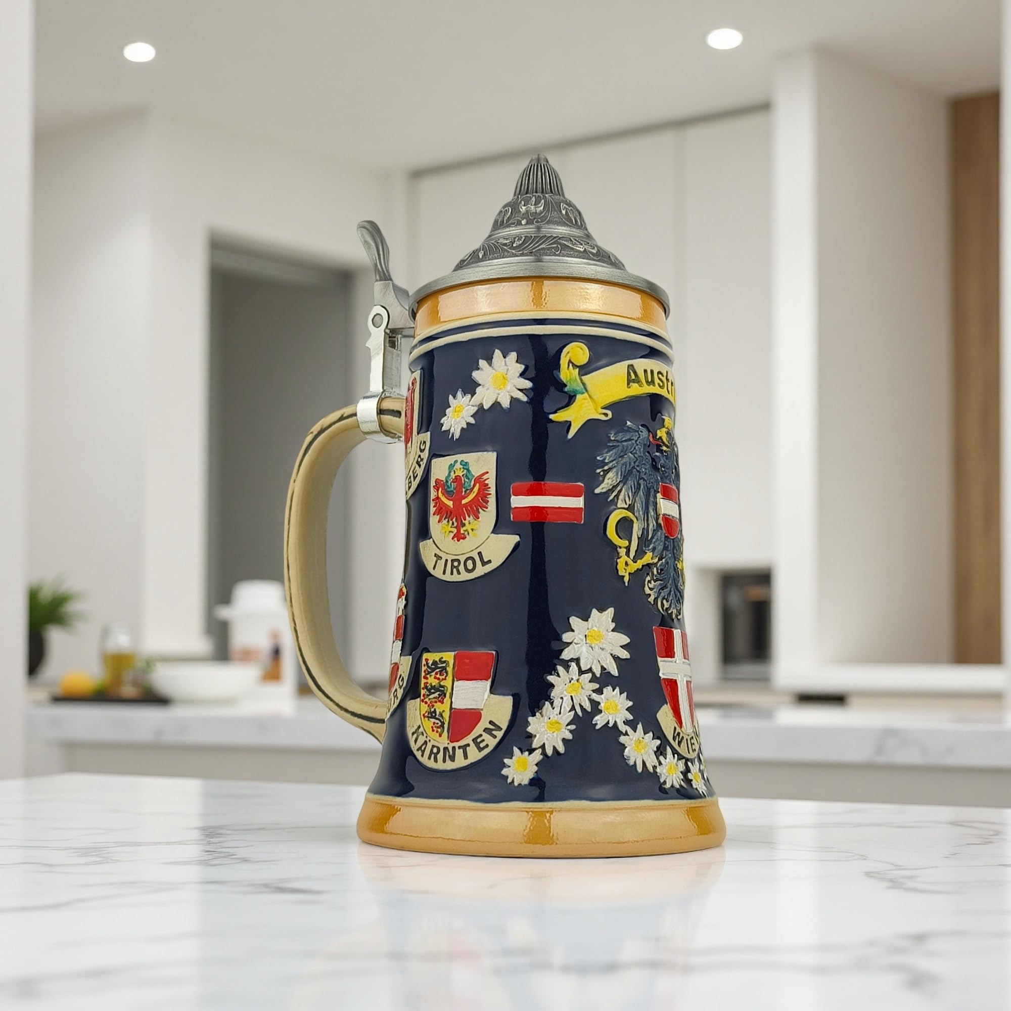 Bierkrug mit Deckel 0,7L mit Österreich-Motiv – Steinkrug mit Bundesländer-Wappen und Edelweiß-Dekor – Souvenir & Geschenkidee