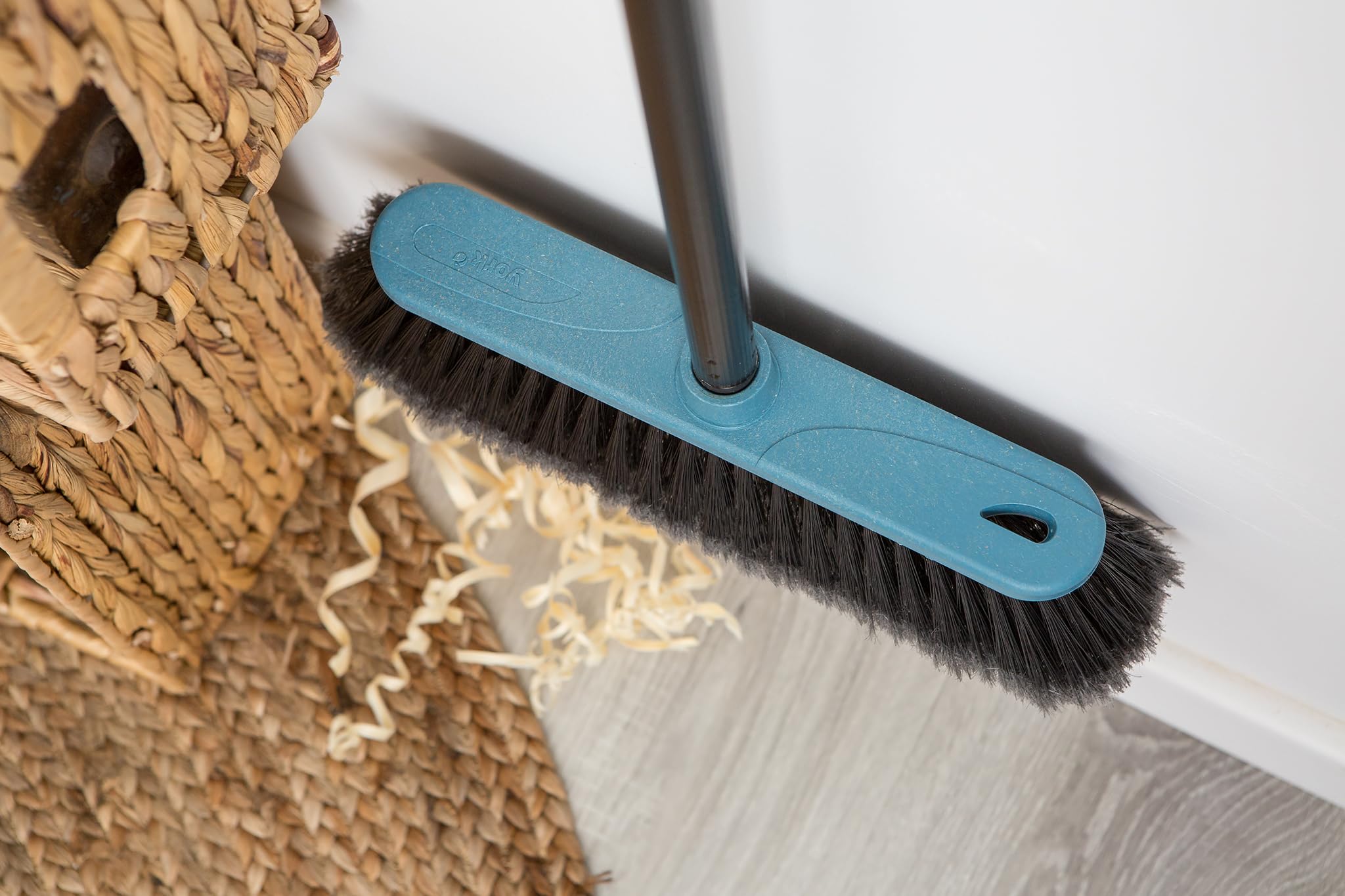 YORK ReSTART Scopa con Manico Lungo 120 cm Setole Fitte in Plastica Riciclata e Trucioli di Legno Spazzolone Ergonomico Larghezza 31 cm Blu e Legno