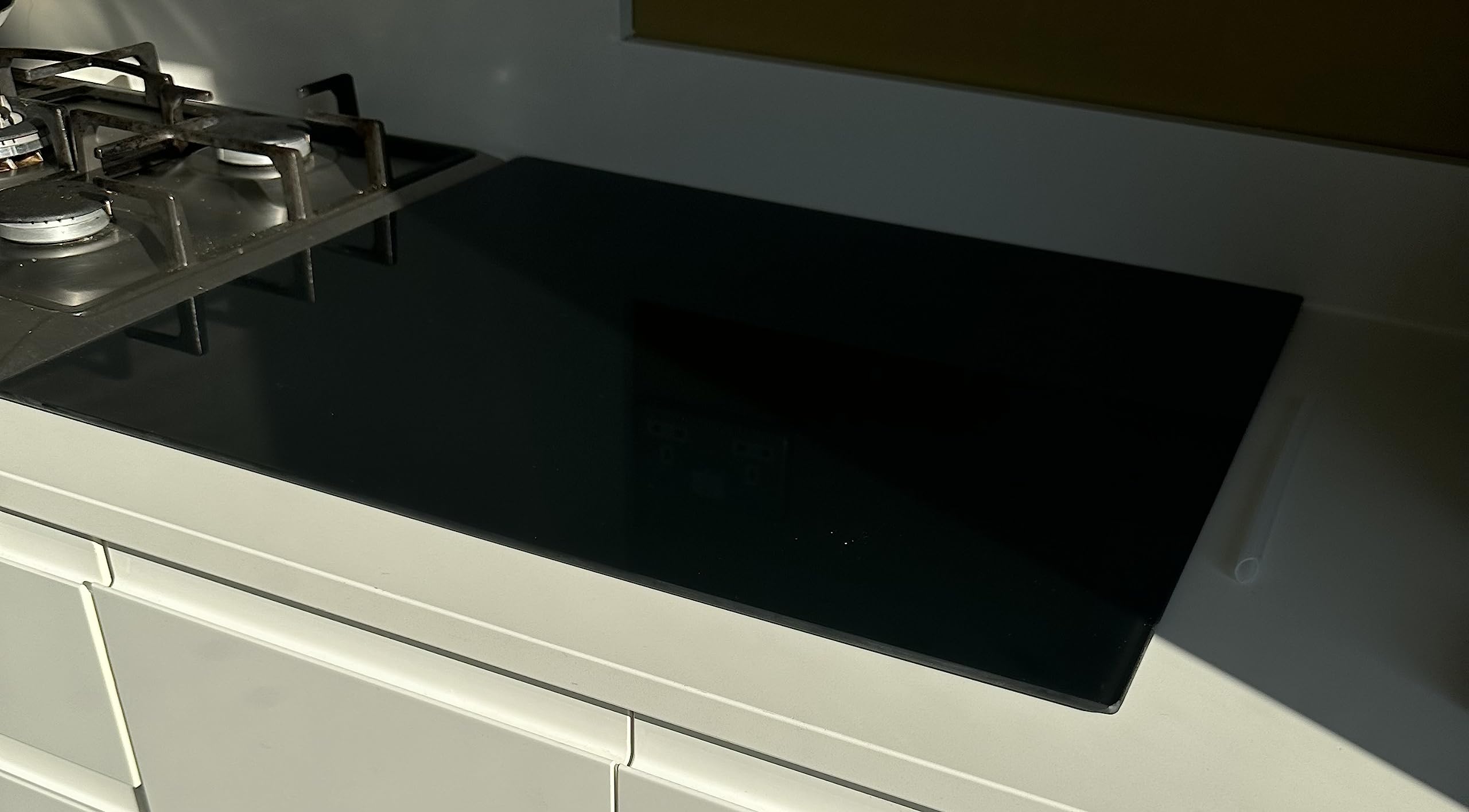 Acense Tabla de cortar de cristal grande y protector de encimera. Tabla de cortar resistente con patas de goma antideslizantes. Perfecta para múltiples tareas en la cocina. Tamaño: 60 x 52 cm.
