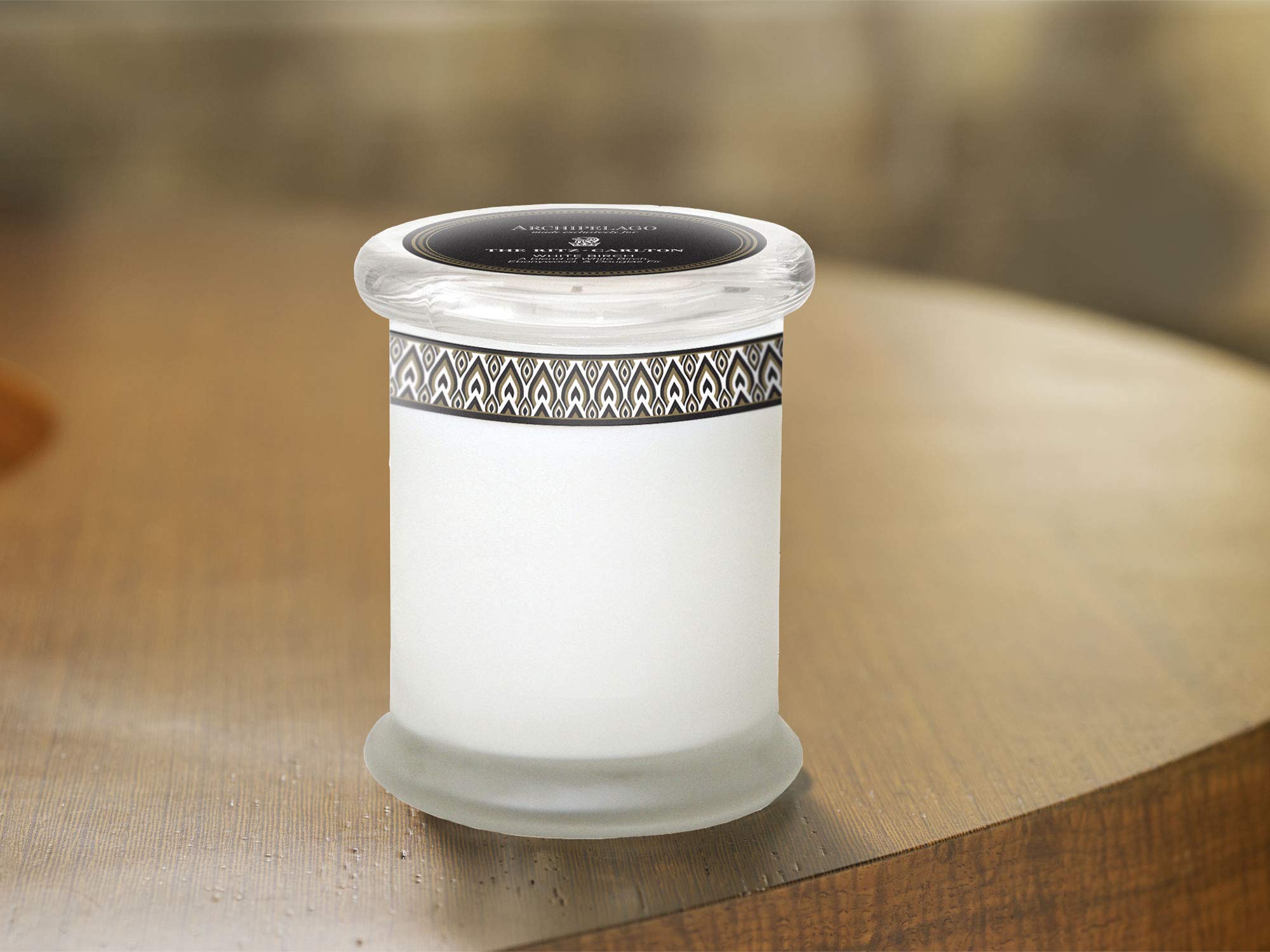 The Ritz-Carlton Duftkerze White Birch by Archipelago – Noten von schwarzer Johannisbeere und Douglasie – 244 g