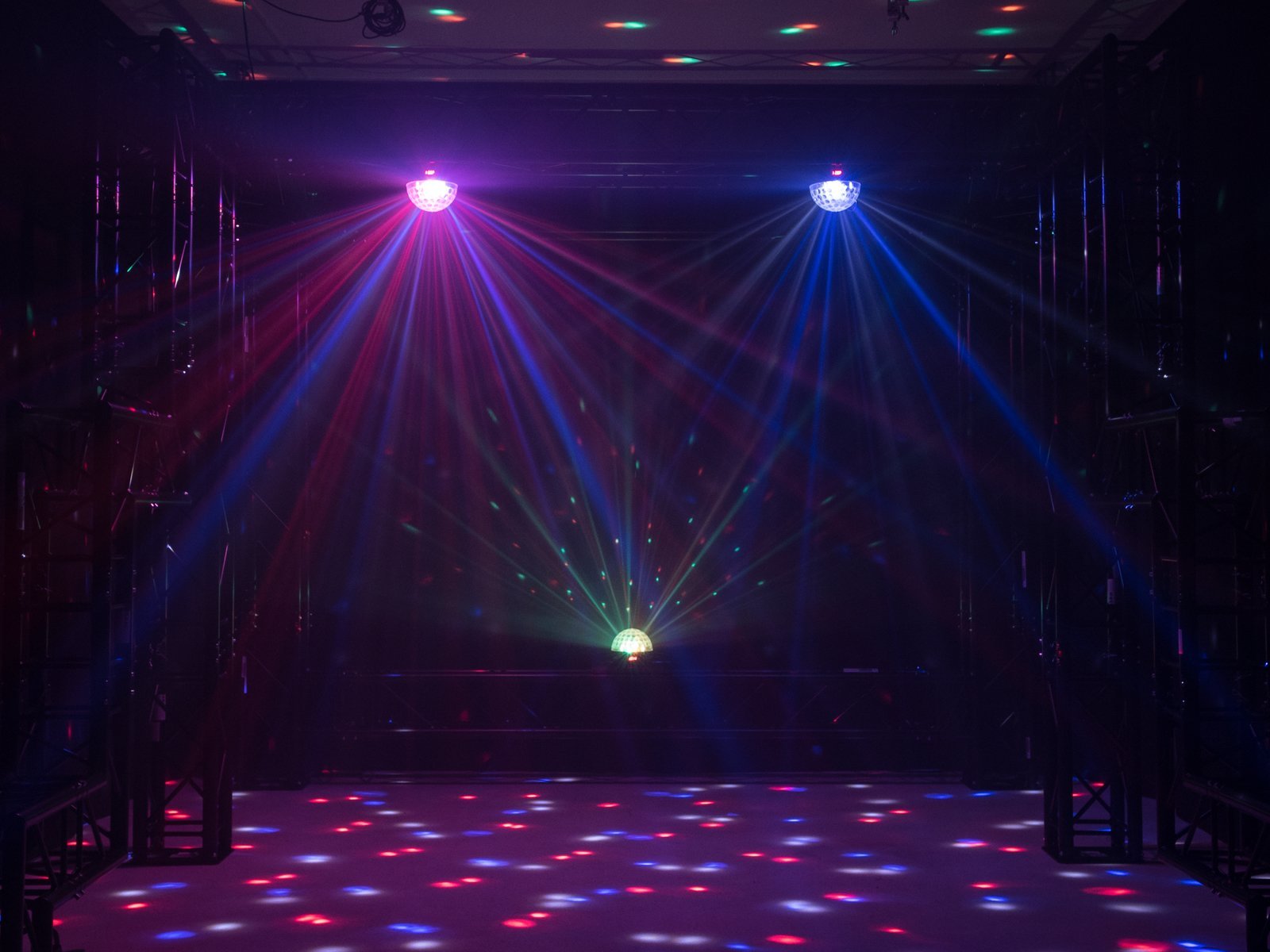 Eurolite LED BC-6 Strahleneffekt | Kompakter Spiegelkugel-Effekt mit leuchtenden Plexiglaskugel & DMX | Musiksteuerung über eingebautes Mikrofon