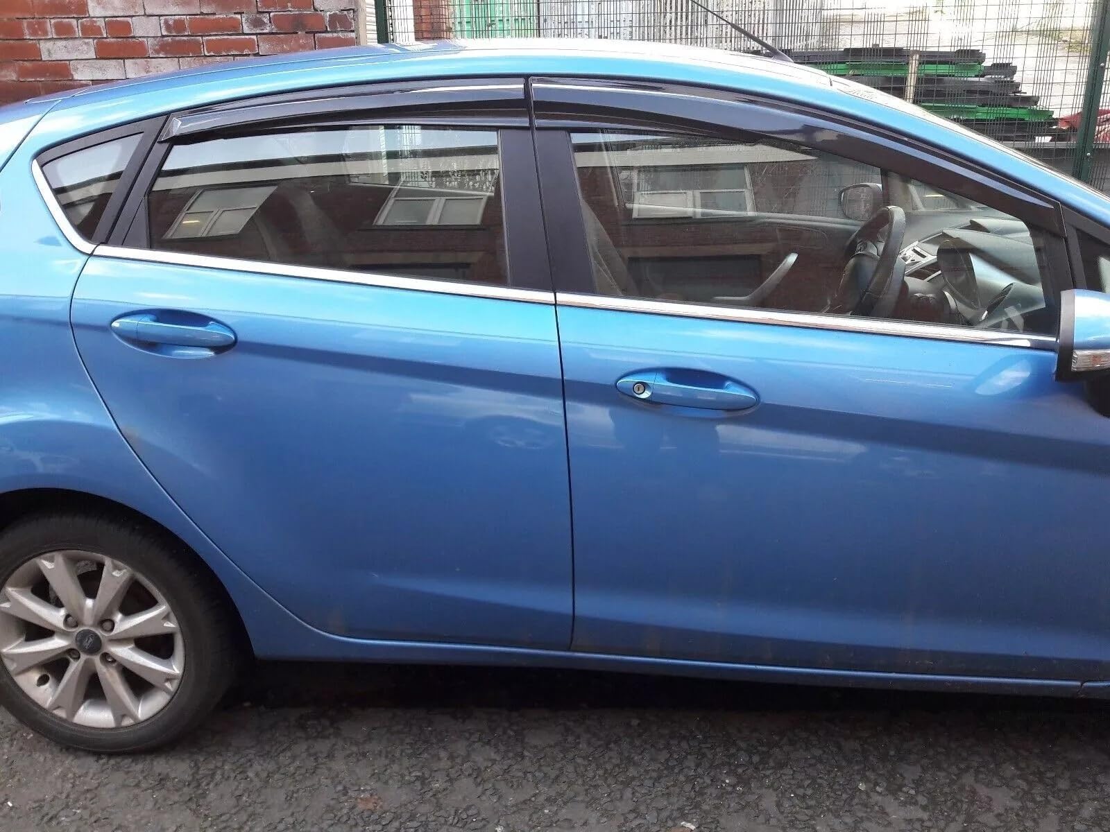 Deflettore per aria Deflettore per pioggia Deflettore per finestrini laterali Compatibile con Ford Fiesta Hatchback 2010-2020 Protezione dal vento e dalla pioggia per finestrini auto Adesivo