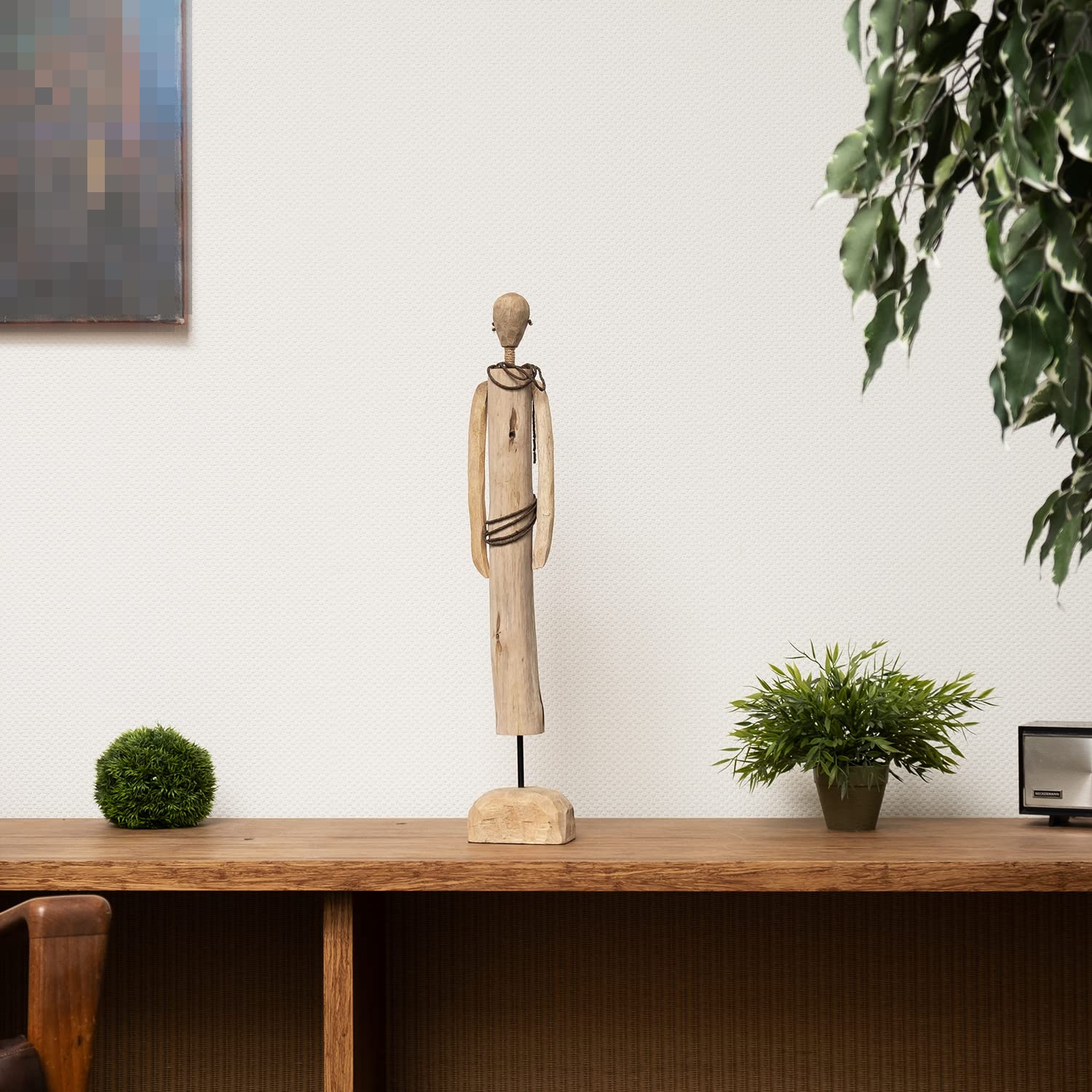 Moritz Ritual Afrikanische Figur 69,5 cm braun – Mangoholz Skulptur Afrika | Handgeschnitztes Unikat aus Naturholz auf Sockel, groß gewachsener Blickfang für Wohnzimmer, Flur, Regal oder Sideboard