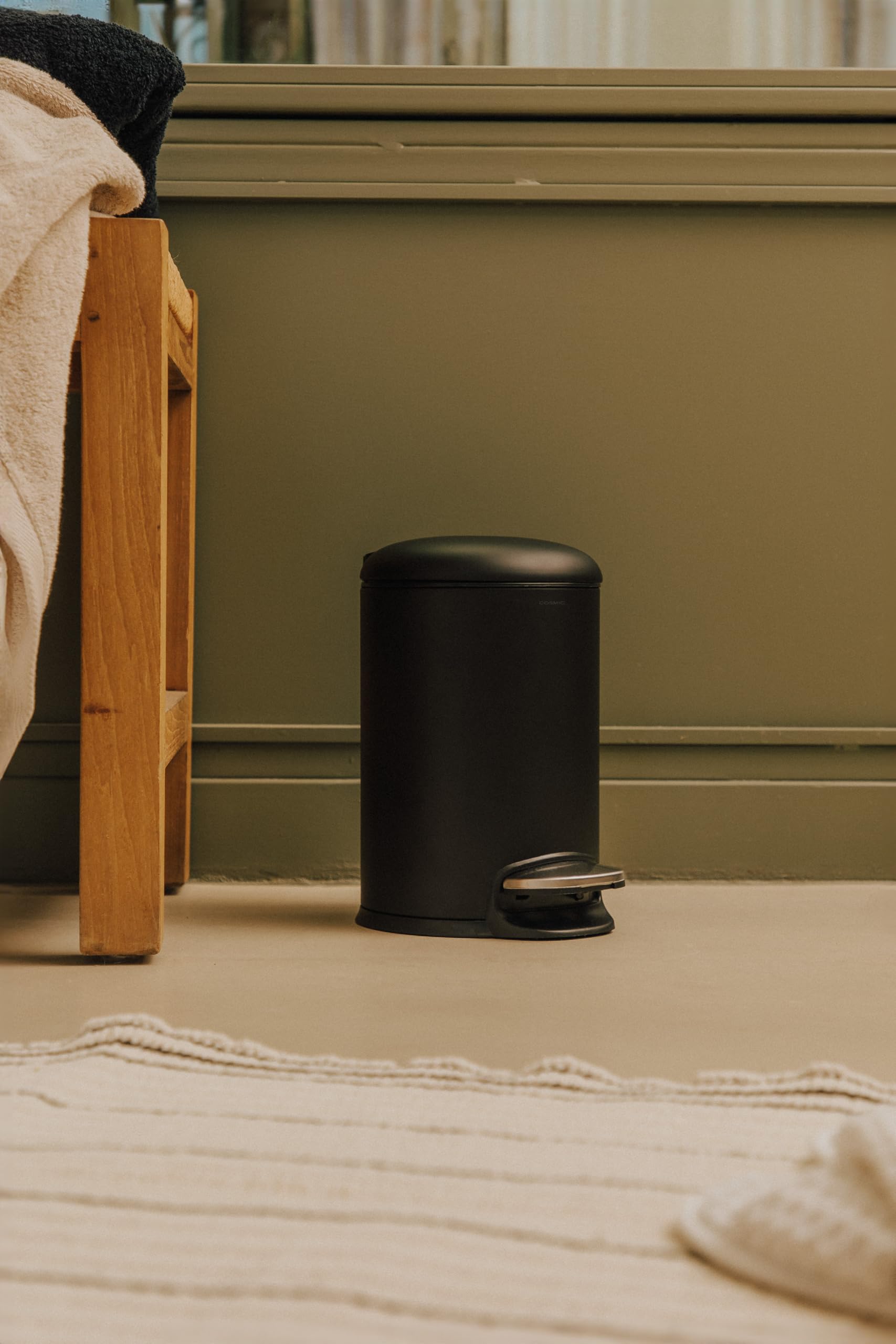 COSMIC Essentials Papelera de Baño y Cocina con Sistema de Pedal de Diseño Circular y 3L de Capacidad. Cubo de Basura con Tapa Pequeño para Aseo de Color Negro Mate
