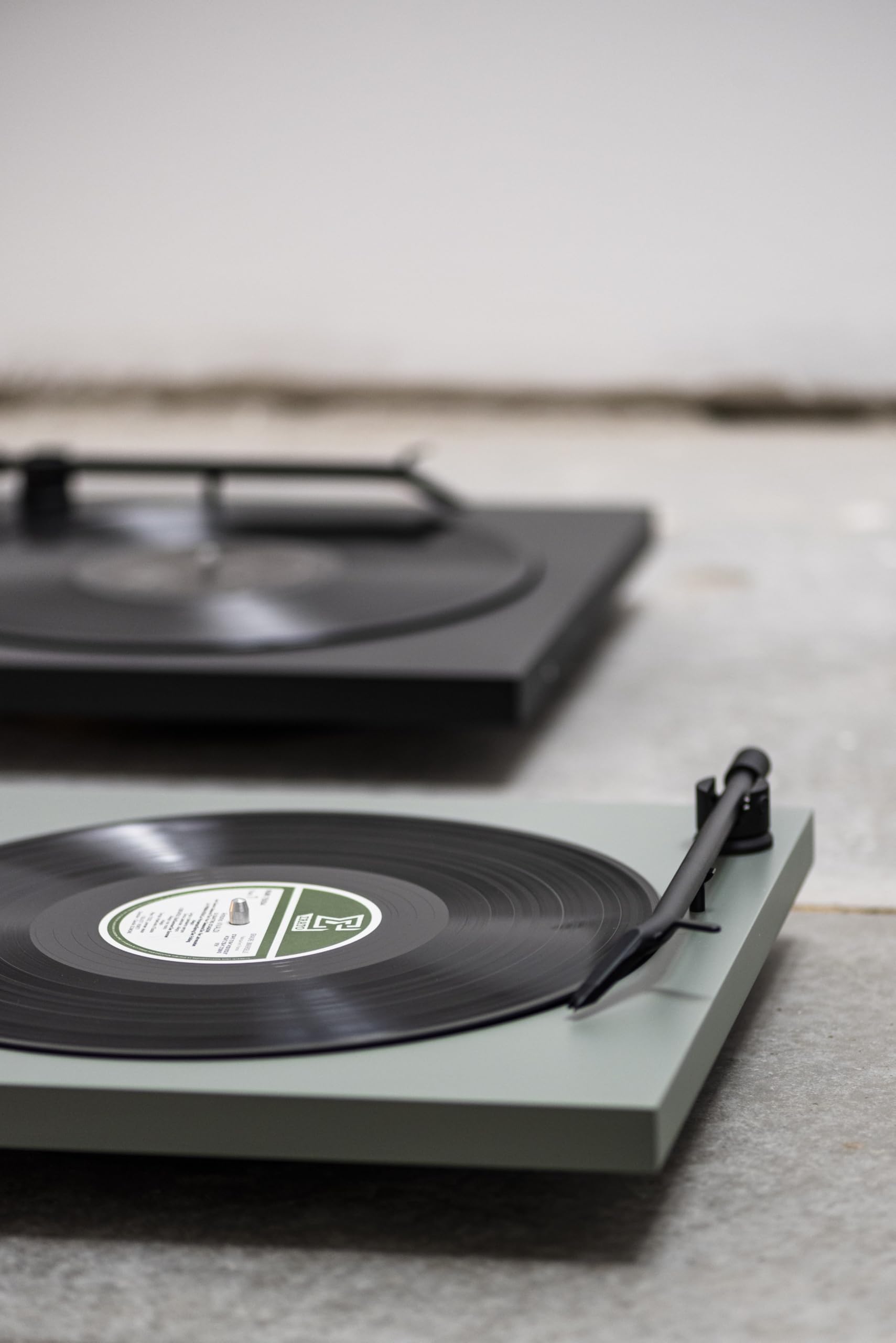 Tone Turntable – Minimalistischer Plattenspieler mit Bluetooth, eingebautem Phono-Vorverstärker, hochwertigem Tonarm, Riemenantrieb, Tone Factory - Made in Europe (Grün)