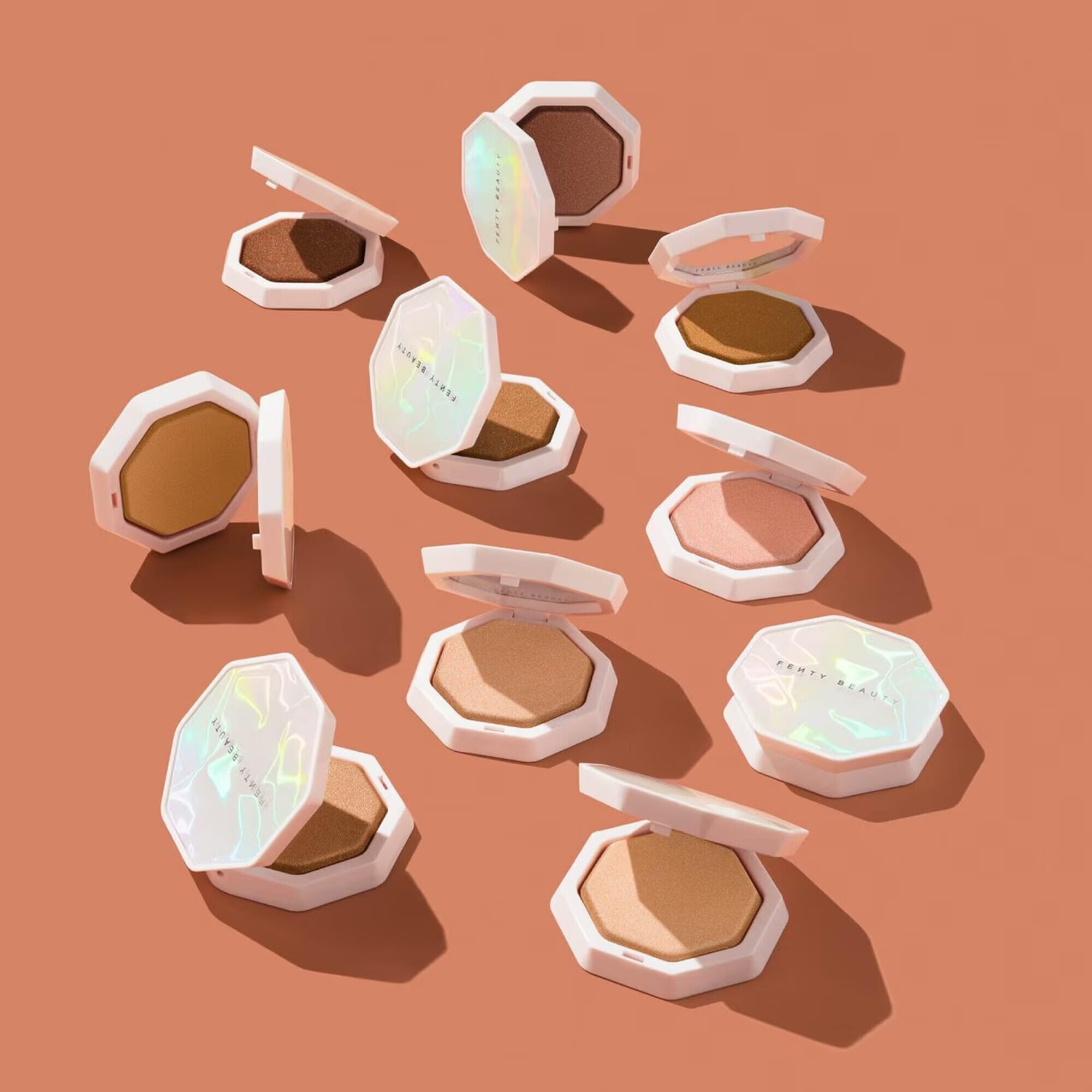FENTY BEAUTY Demi' Glow Light Highlighter, Trophies in Truffle, Schimmernder Bronzeton, 4,5 g