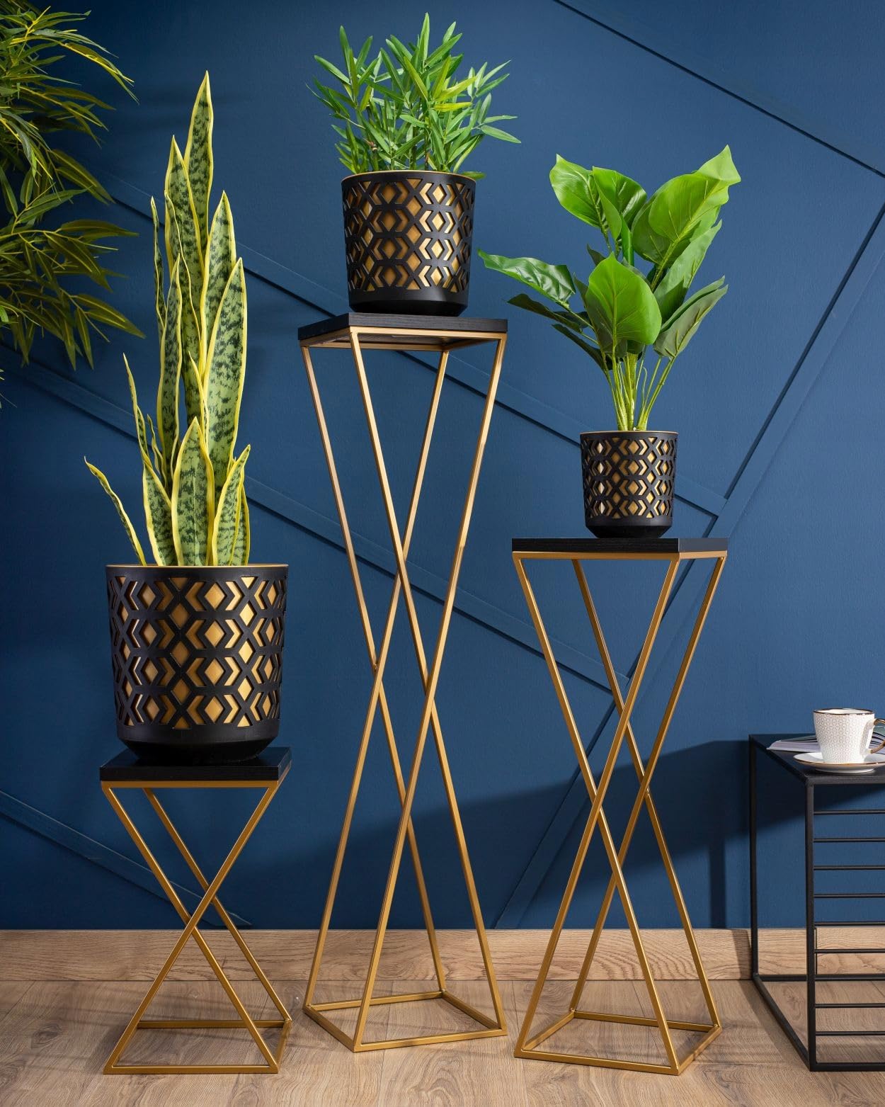 Pflanzenständer Metall 100 cm Hoch - Stabiler und Fester Blumenhocker mit Schwarz MDF-Platte auf Gold Ständer - Blumenständer zur Dekoration Innenräumen