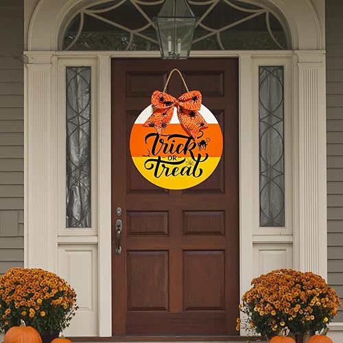 Vista 3 de Letrero de bienvenida con texto en inglés "Trick or Treat" para puerta de 12 pulgadas, letrero de madera de Halloween con patrón de telaraña, lazo