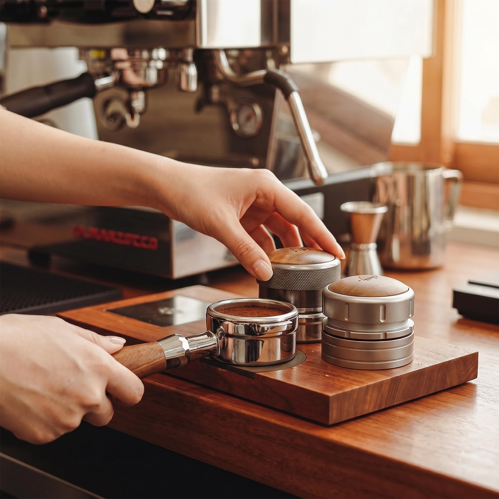CrossCreek Dystrybutor espresso 58 mm, regulowana głębokość pasuje do wszystkich portafiltrów do espresso 58 mm, Breville/Rancilio/La Marzocco, narzędzia do dystrybucji ze stali nierdzewnej i orzecha