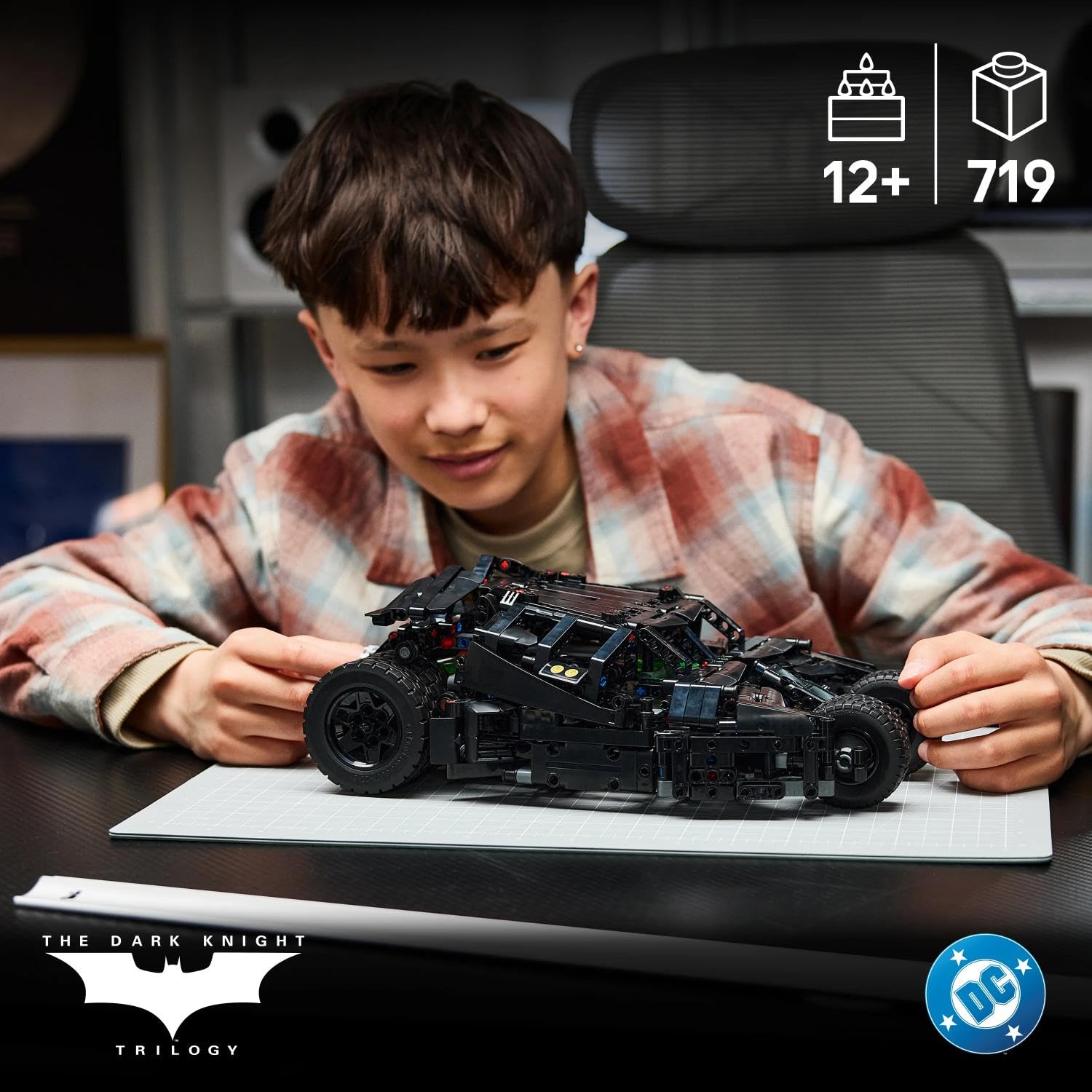 LEGO Technic Batmobile Tumbler - Macchina Telecomandata Giocattolo di Batman - Kit di Modellismo con Sterzo e Luci Funzionanti - Regalo di Compleanno per Bambini, Ragazzi e Fan DC da 12 Anni - 42239
