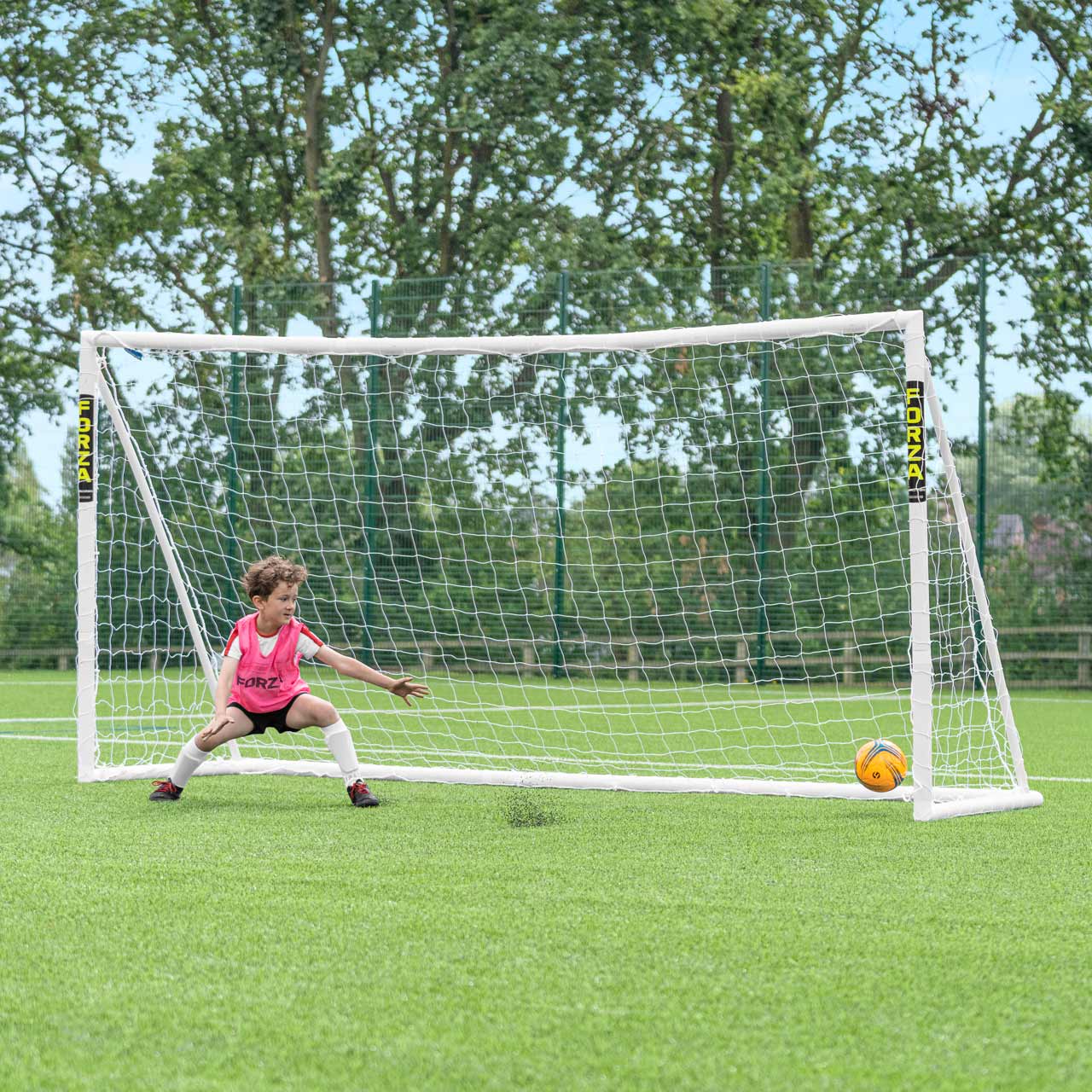 FORZA 3,7m x 1,8m Fußballtore | Allwetter-Gartentore aus uPVC – Minutenschnell aufgebaut! Inklusive optionalem Trainingsfußball, Torfolie und Tragetasche