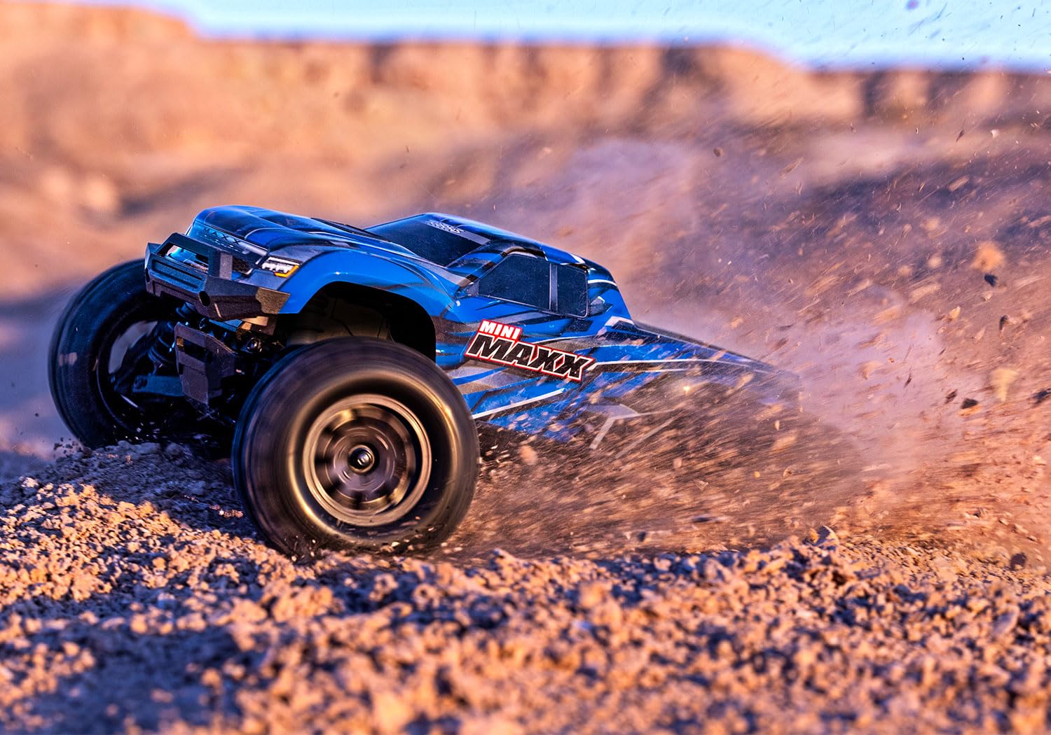 TRAXXAS Mini Maxx 4WD Brushless BL-2S RTR 1:12 Monster Truck niebieski z akumulatorem + ładowarka USB / C 2 A