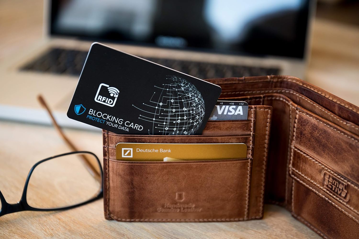 Tarjeta bloqueadora RFID Probada por DEKRA con la última tecnología de interferencias de Campos electrónicos, para Proteger contra el Robo de Datos. Tarjeta Extra Fina de 0,8 mm para Cada Billetera.