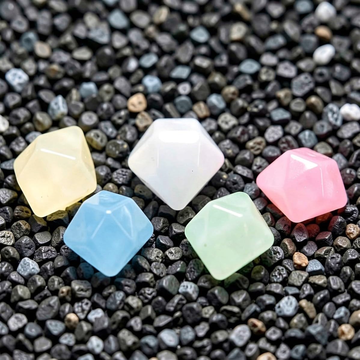 jojofuny 150pcs Colorful Diamond Shaped Glow Stones 150g Resin