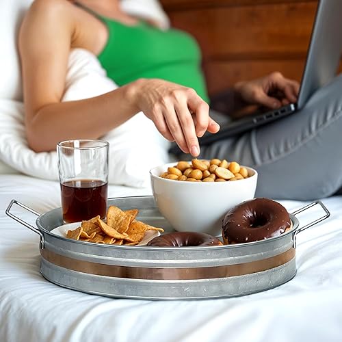 Miniatura 9 de Plexon Bandeja de metal para servir, bandeja galvanizada de 12 pulgadas de profundidad con asas y borde decorativo de cobre, mesa de centro de mesa