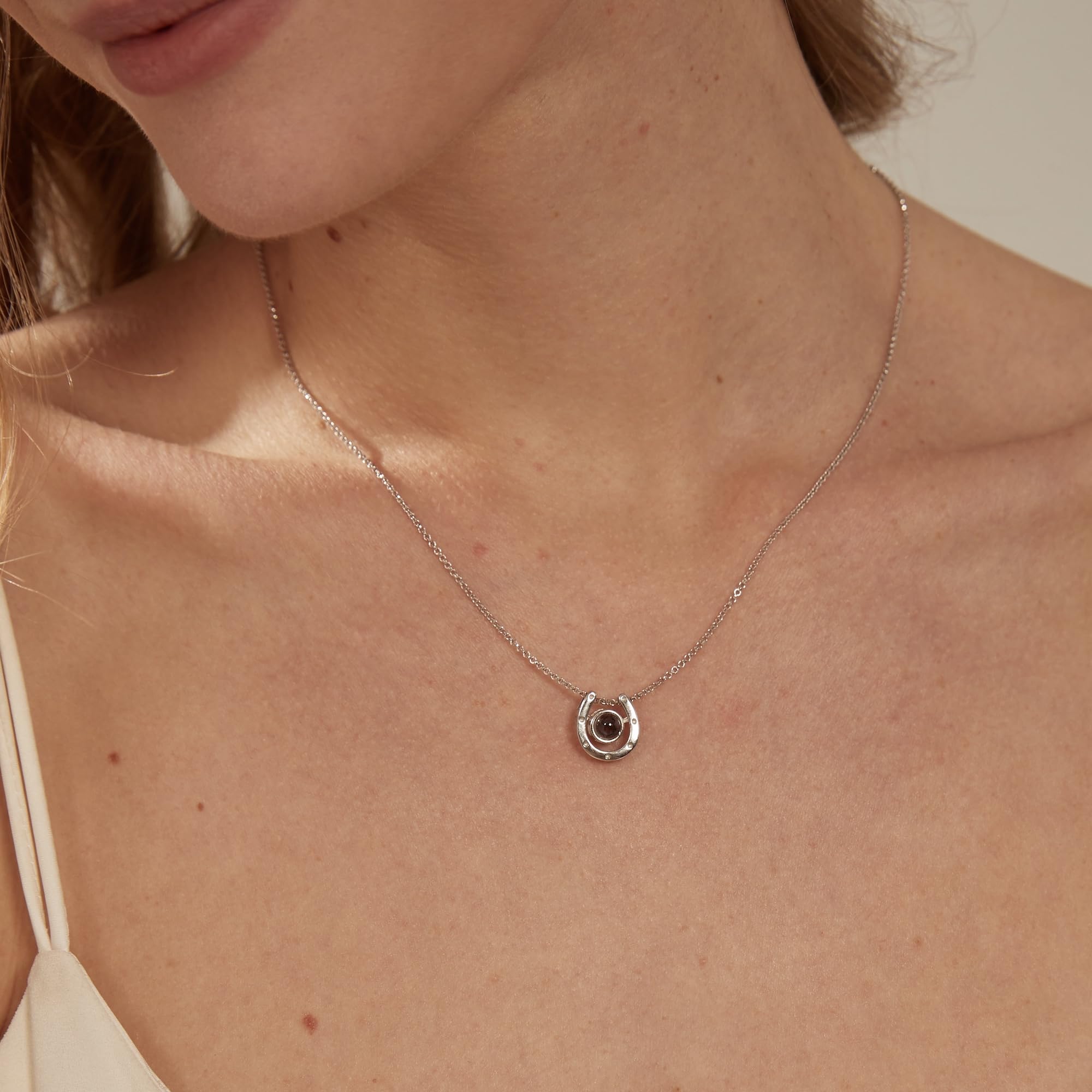 PERIMADE Collana con proiezione di foto personalizzata con ciondolo a ferro di cavallo commemorativo per donne, testo personalizzato e amore in 100 lingue collana con ciondolo ricordo regalo di