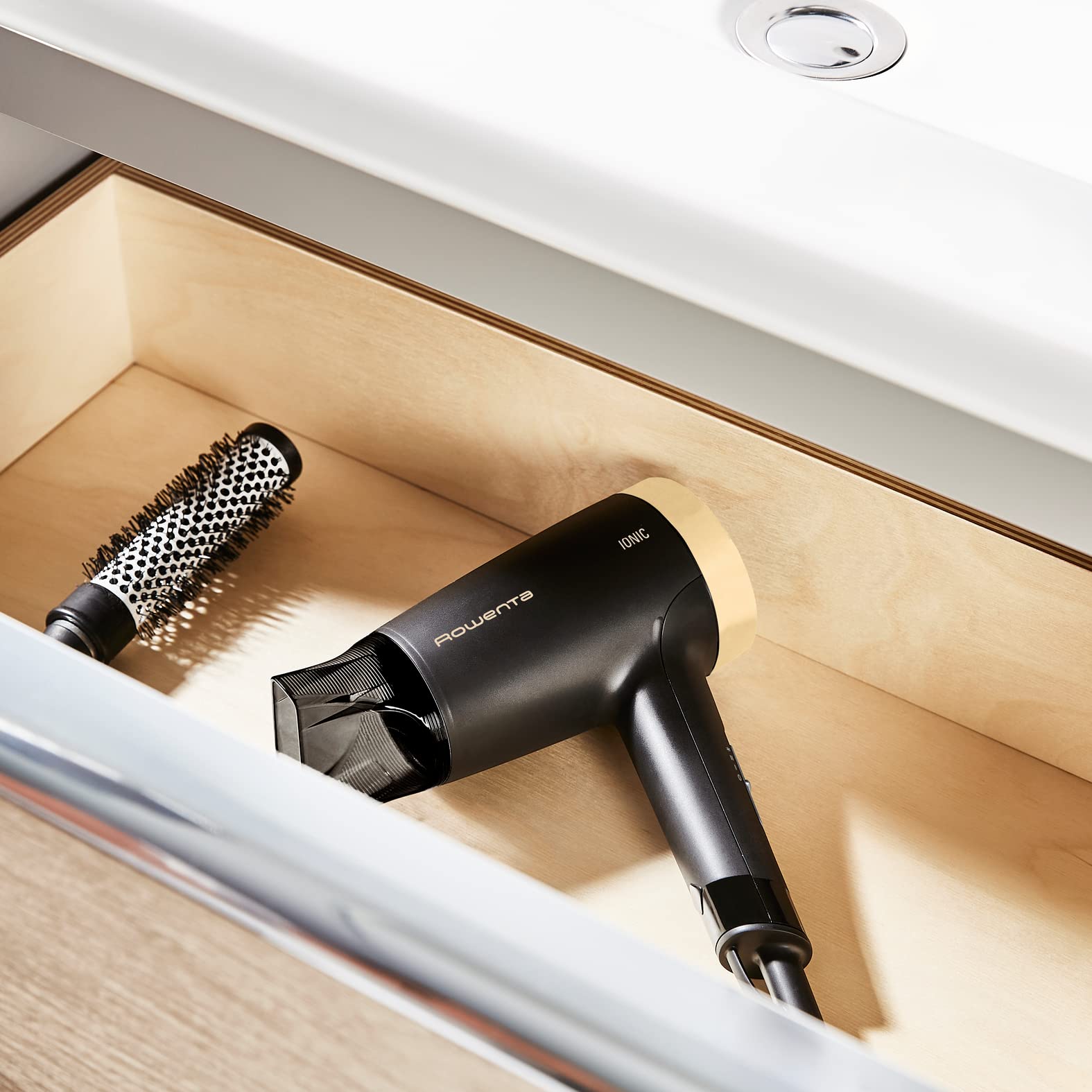 Rowenta Express Style Sèche-cheveux, Technologie Effiwatts pour utiliser moins d'énergie, Système ionique qui réduit électricité statique et frisottis, Compact, Léger, Touche air frais CV1811F0