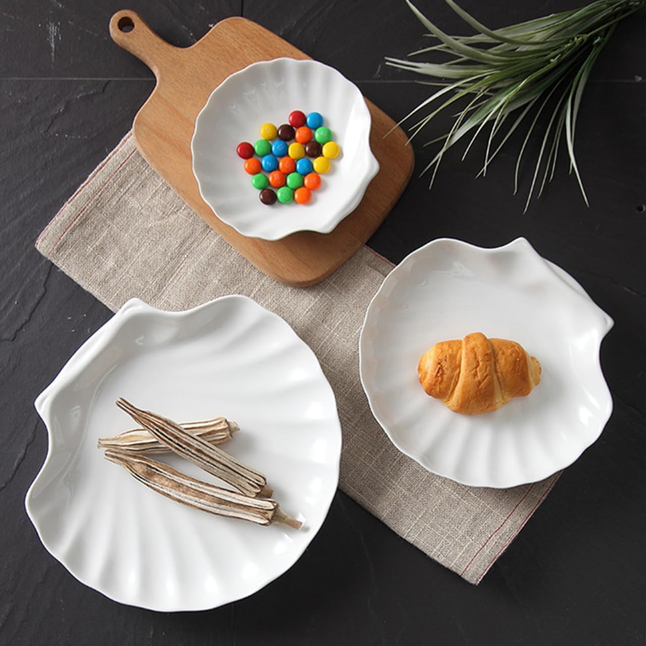 Cabilock 2-pack Ceramic Shell Appetizer Plates 5.66 inch Scallop Design Serving Dishes for Dried Fruit Snacks Desserts Western Food Party and Home Use