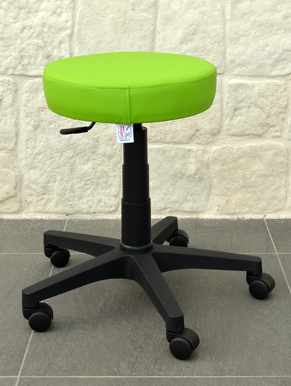 GALIZIA Prjme Sgabello Girevole per Centro ESTETICO, STUDIO MEDICO, DENTISTICO PER STUDIO PODOLOGO, Base con Ruote, Regolabile in Altezza A Gas, in ECOPELLE LAVABILE 100% (VERDE)