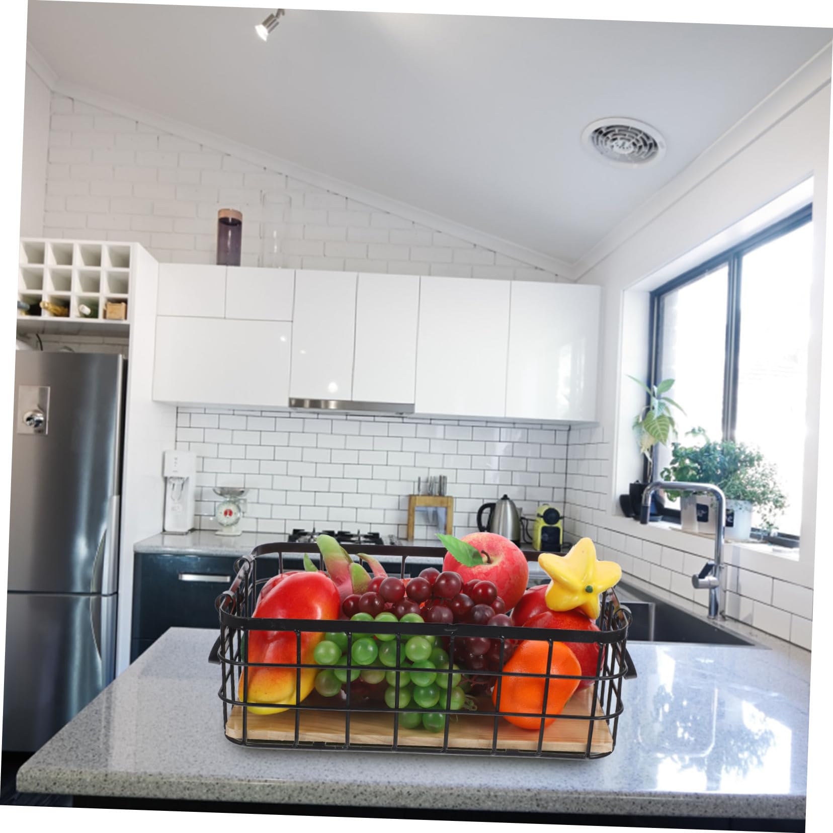 Alipis Metallkorb Mit Holzboden Stabiler Schwarzer Drahtkorb Multifunktionaler Kitchen Organizer Für Obst Snack Und Bad Stapelbar Platzsparend Robust Und Vielseitig Für Küche Und Haushalt