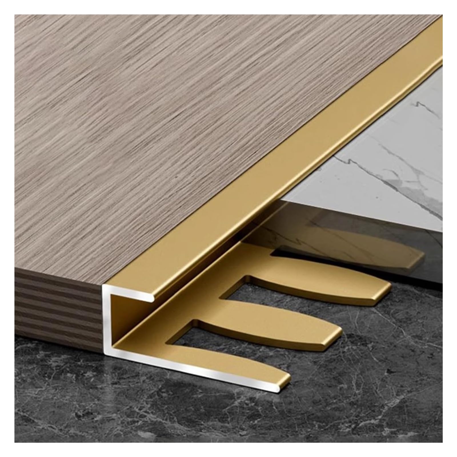 Barre de transition pour harmoniser le bois au vinyle entre salon et cuisine