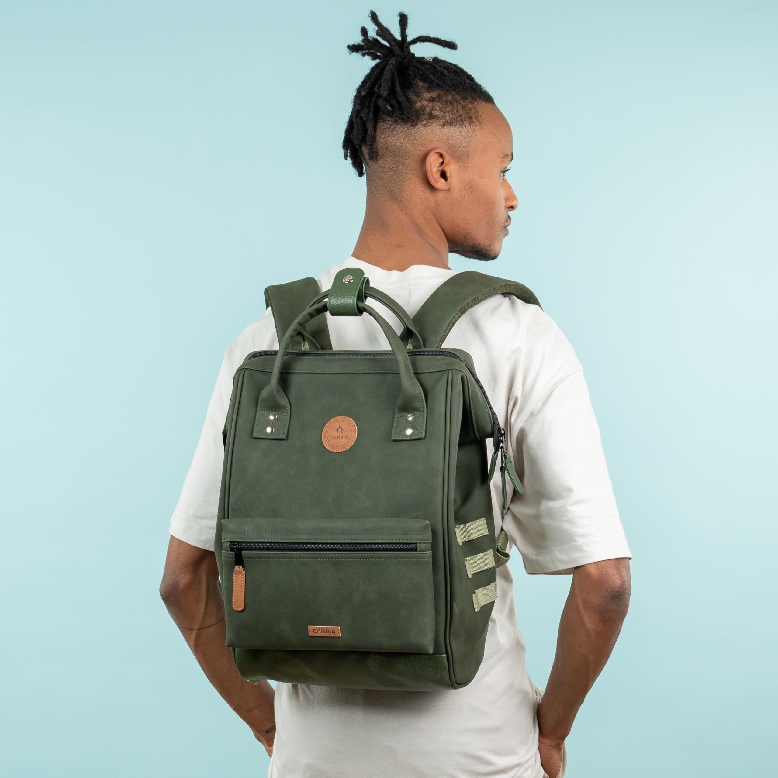 CABAIA - Sac à Dos Adventurer Busan - Medium 18L - Déperlant - Compartiment Ordinateur Portable 13" - 2 Poches - Certifié Vegan - Sac Voyage, Affaires, École pour Homme et Femme - Vert