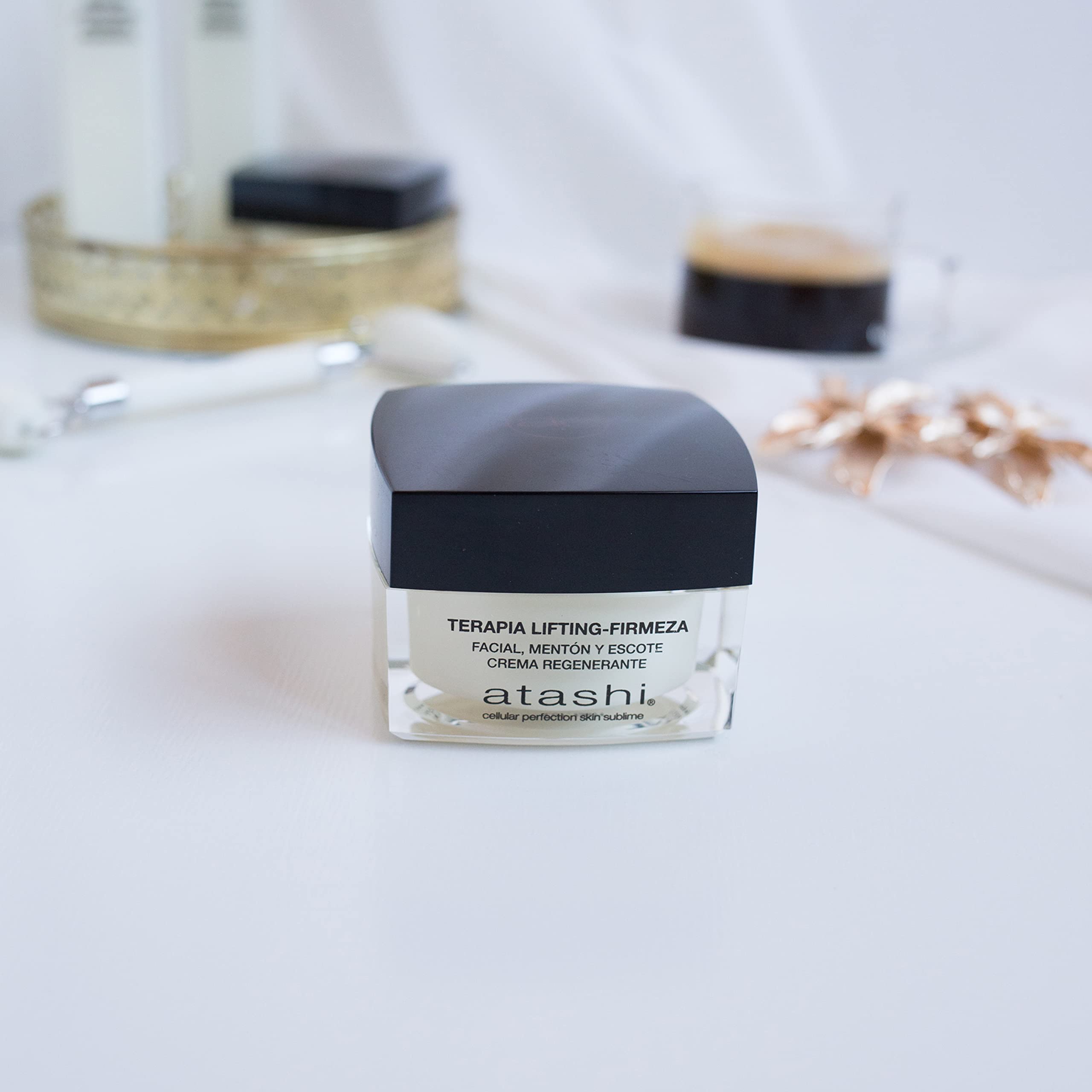 Atashi | Tonicità & Luminosità | Con Edelweiss & Carnosina | 50 ml | Terapia Lifting per Viso, Mento & Décolleté | Crema Rigenerante, Illuminante & Rassodante | Pelli Sensibili