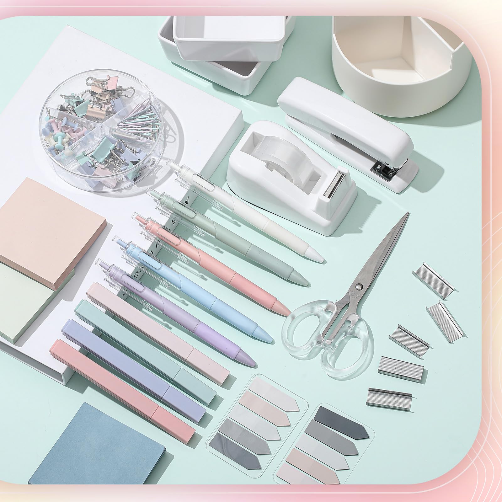 Kosiz Accesorios de escritorio en blanco y negro, organizador de escritorio estético, suministros de oficina, soporte para bolígrafos, grapadora, notas adhesivas, clips de papel, tijeras, accesorios