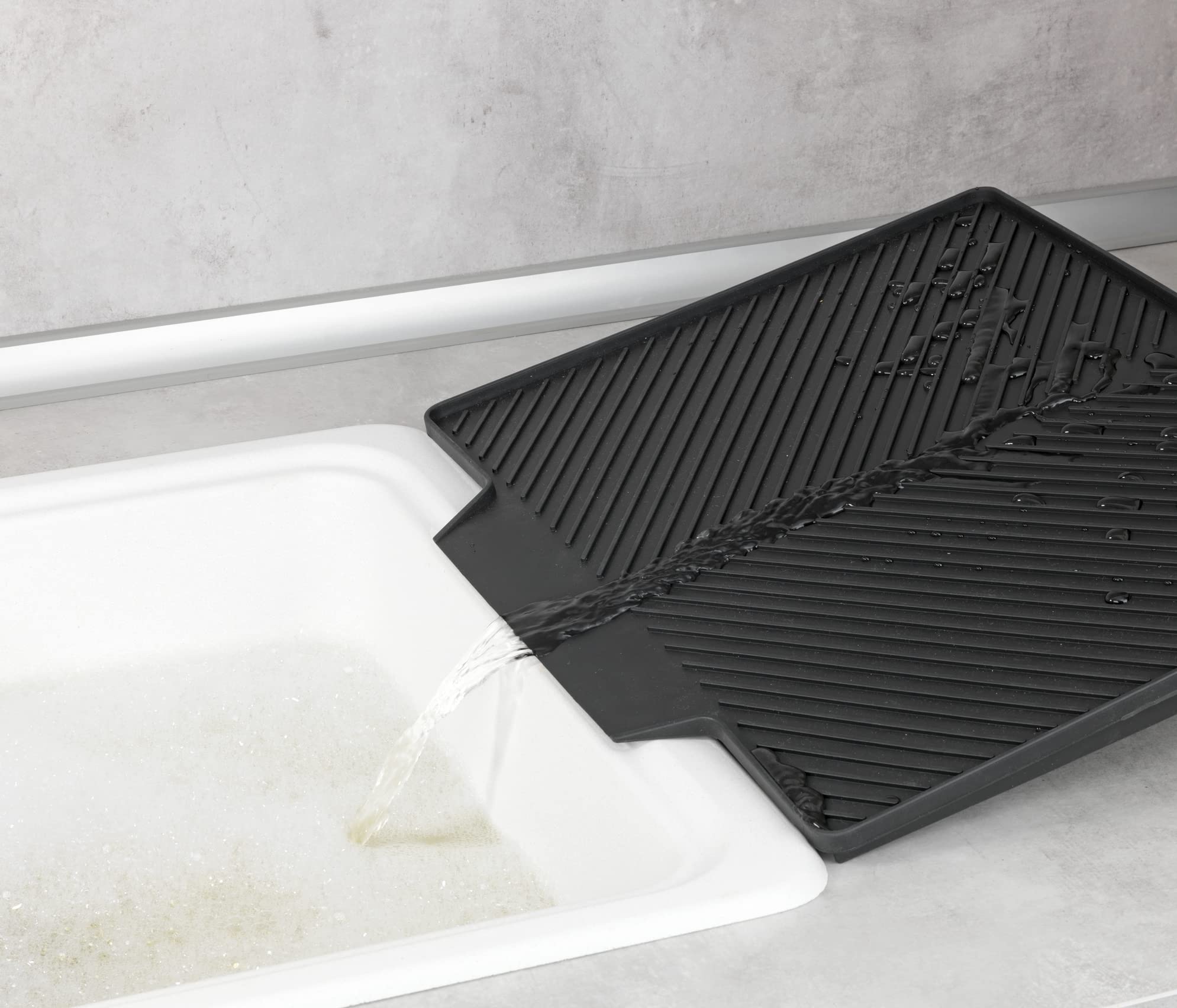 WENKO Tappetino Scolapiatti Nelia Con Griglia, Superficie Inclinata per Deflusso Ottimale Dell'acqua, in Plastica e Metallo, (L x A x P): 34 x 24 x 40 cm, Nero