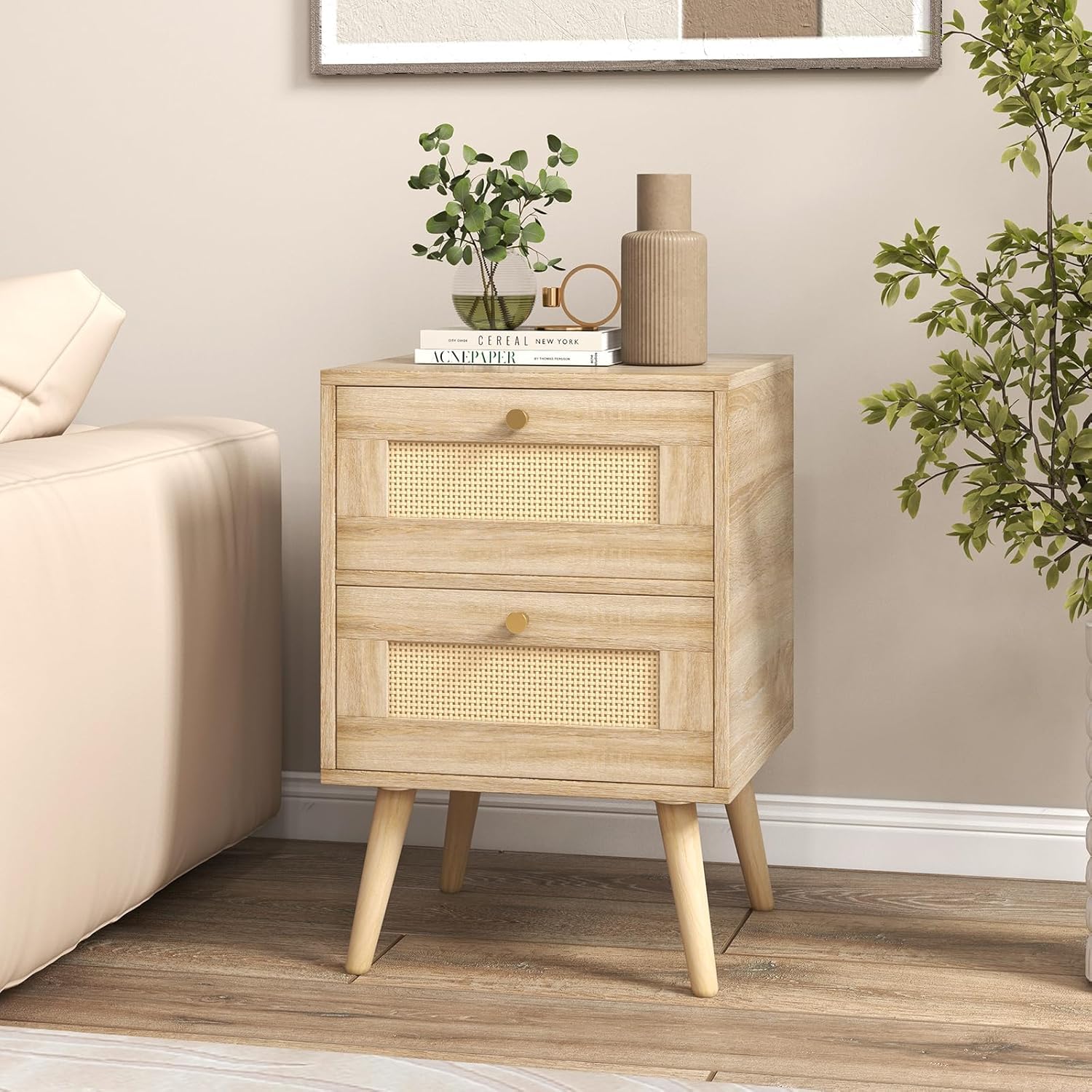 GIANTEX Comodino, Tavolo da Notte con 2 Cassetti Scorrevoli e Decorazione Rustica in Rattan, Piano Spazioso, Bottoni Dorati Eleganti e Cuscinetti di Protezione per Piedi, Naturale (1)
