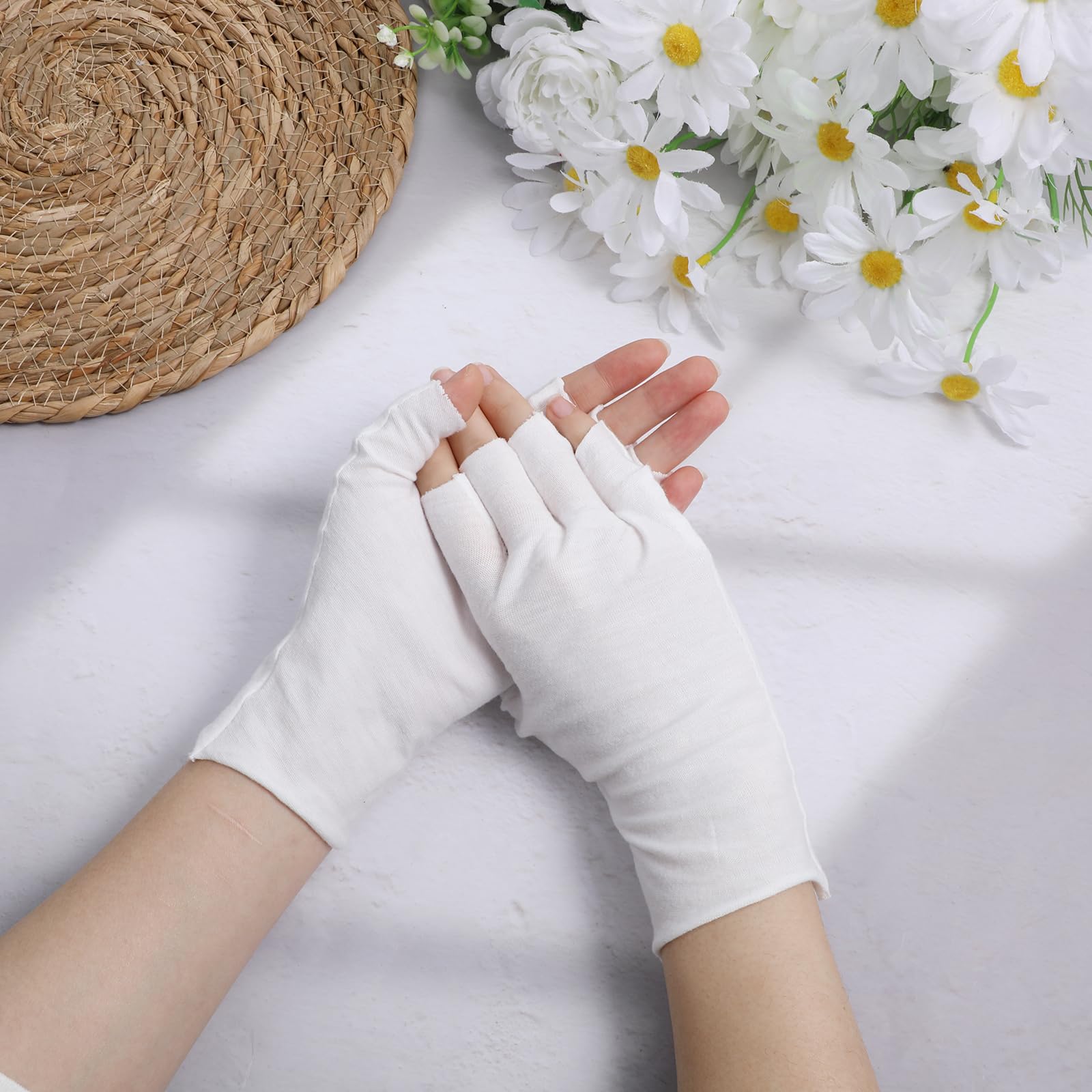 4 paia di guanti in cotone senza dita, guanti protettivi UV per lampade gel unghie bianchi sottili senza dita per mani asciutte touch screen spa trattamento della pelle