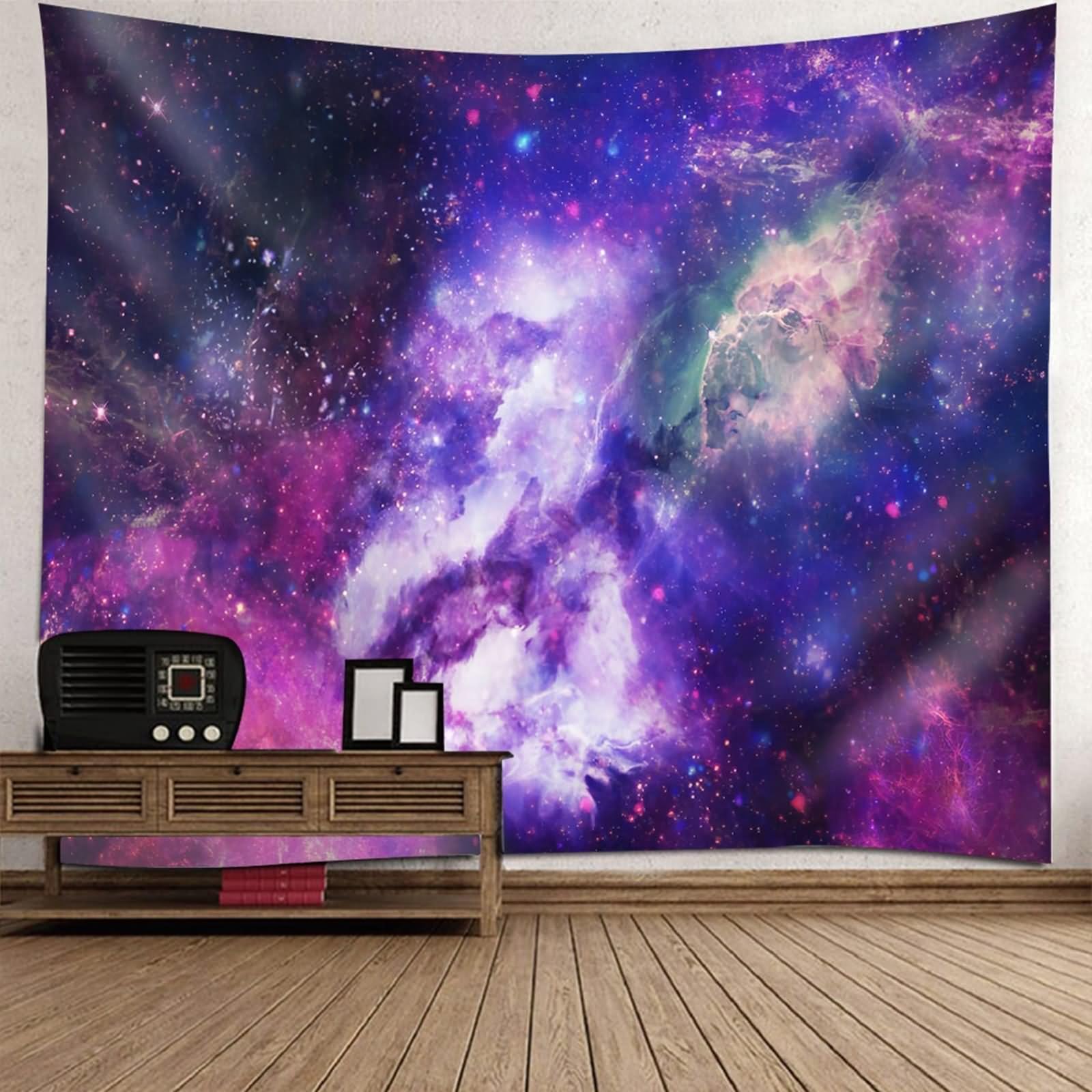Tenture violette galaxie pour masquer un mur vide et décorer un studio