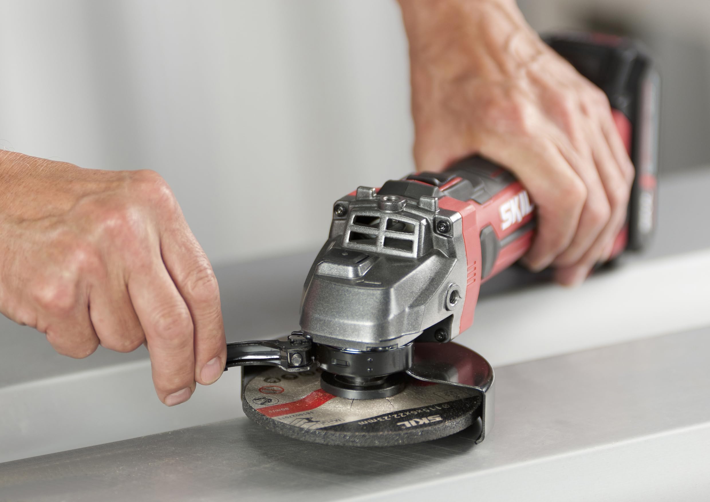 Skil Meuleuse d'angle sans fil 3920CA Ø 125 mm - 20 V max (18 V) - Puissante, sans fil et polyvalente - Meuleuse d'angle sans batterie ni chargeur AG1E3920CA