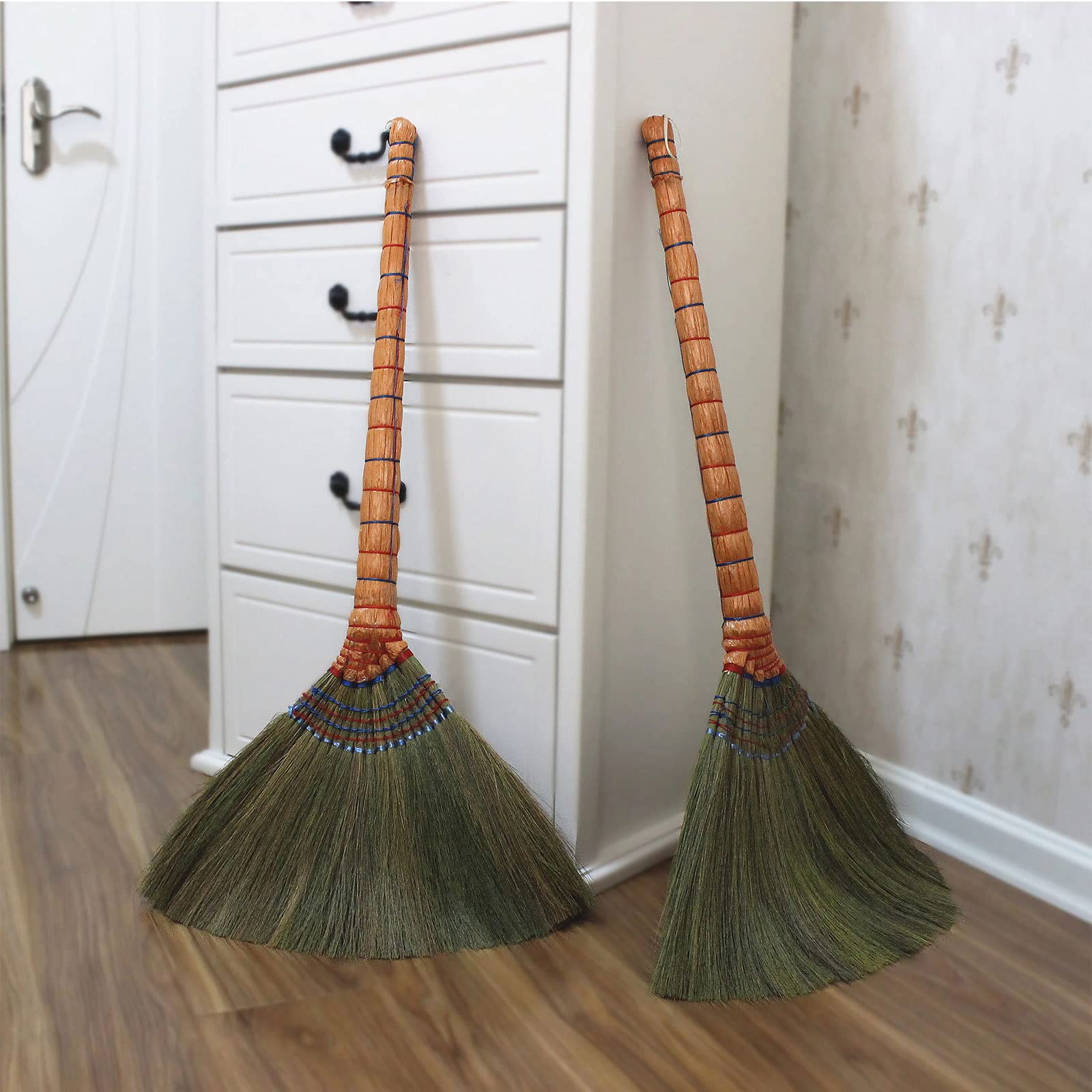 Handgewebter Strohbesen mit langem Stiel - Besen mit natürlichen weichen Borsten - 35-Zoll-Reinigungsbesen für den Einsatz im Büro, Zuhause, Küche, Lobby, Boden, 2er-Pack