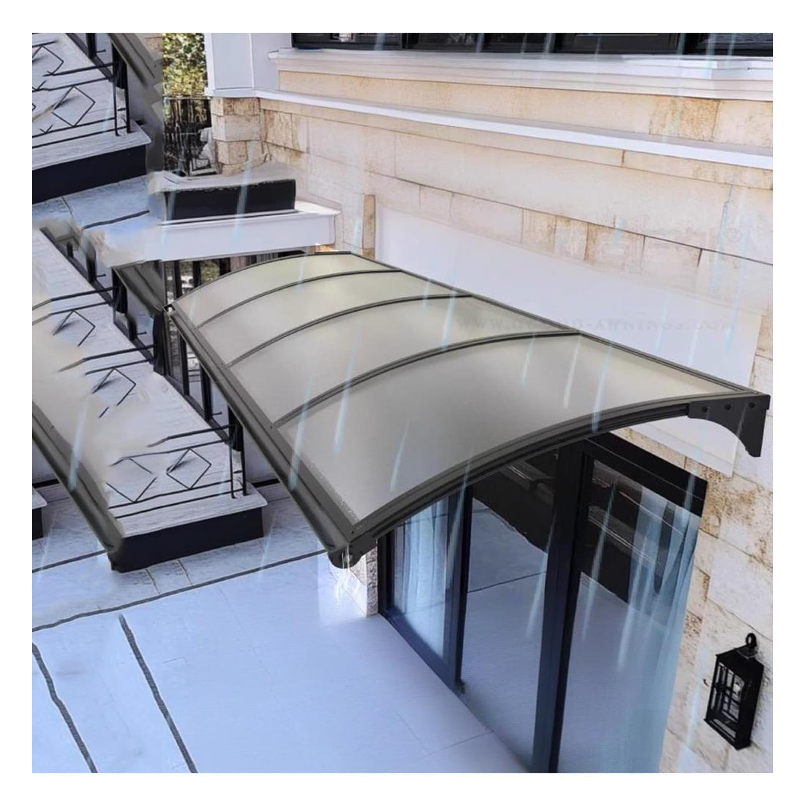 Auvent de porte-fenêtre en polycarbonate pour garder une entrée de maison au sec en hiver
