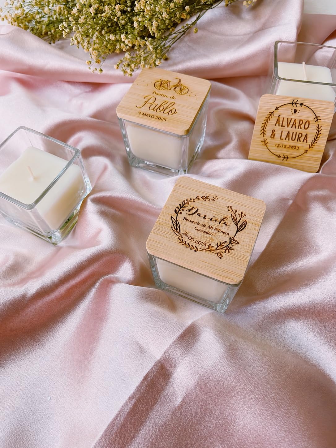 MONAMI - Pack 10 Velas personalizadas en cristal y tapa de bambú cuadrada. Detalle ideal para boda, bautizo o comunión. Vela aromática de vainilla. Varios modelos a elegir.