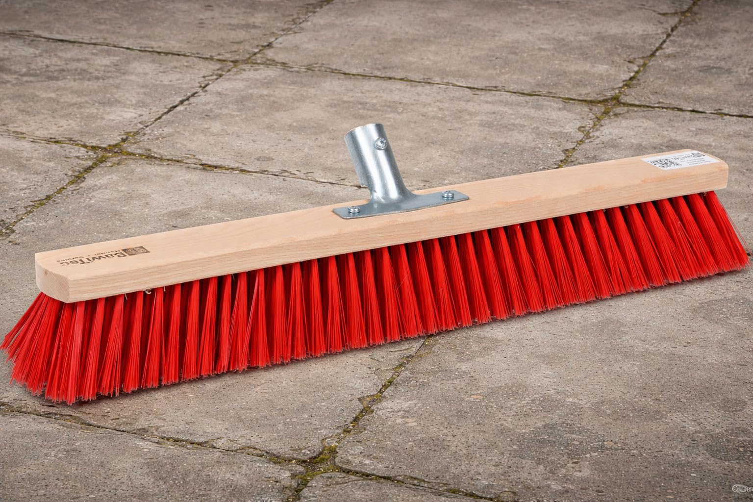 BawiTec Profi Straßenbesen, 80cm Breit, mit Stabilem Metall-Stielhalter Verschraubt, Dichte Rote Elaston-Kunststoff-Borsten, Kehrbesen, Besen, Werkstattbesen, ohne Besenstiel