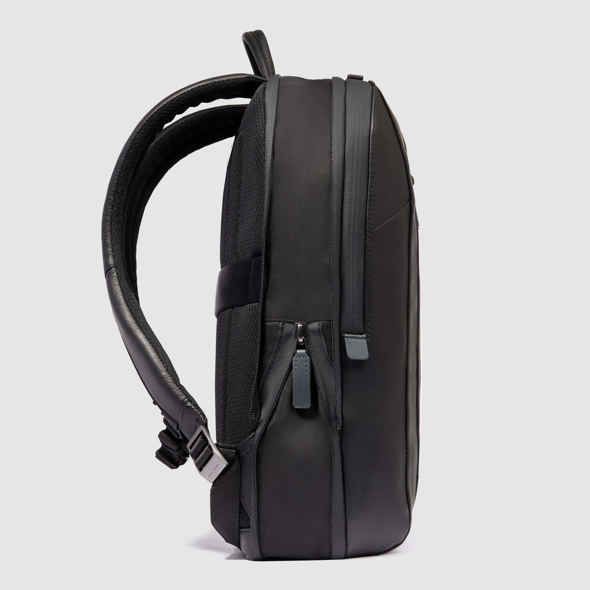 PIQUADRO - Zaino Porta PC 15,6" Espandibile in Pelle - Uomo - Nero | Aggancio per Trolley, Volume extra, Spallacci imbottiti, Vani organizzati, Ufficio, Uso quotidiano