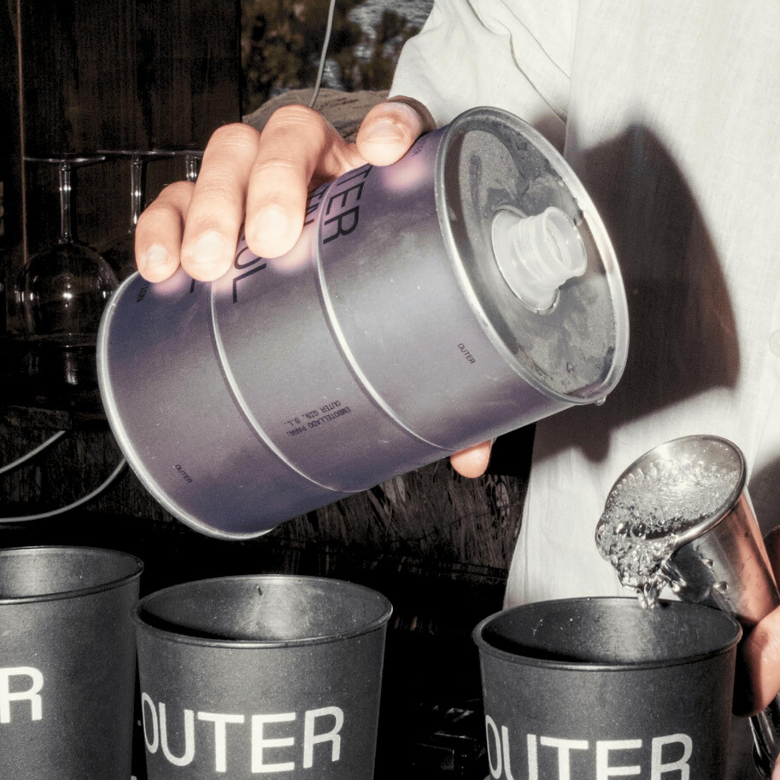 Outer Gin – Ginebra Premium Futurista 70cl 40% Vol, Edición Exclusiva, Suave y Equilibrada, Regalo Ideal para Cumpleaños, Celebraciones Especiales, Gin Tonic y Cócteles